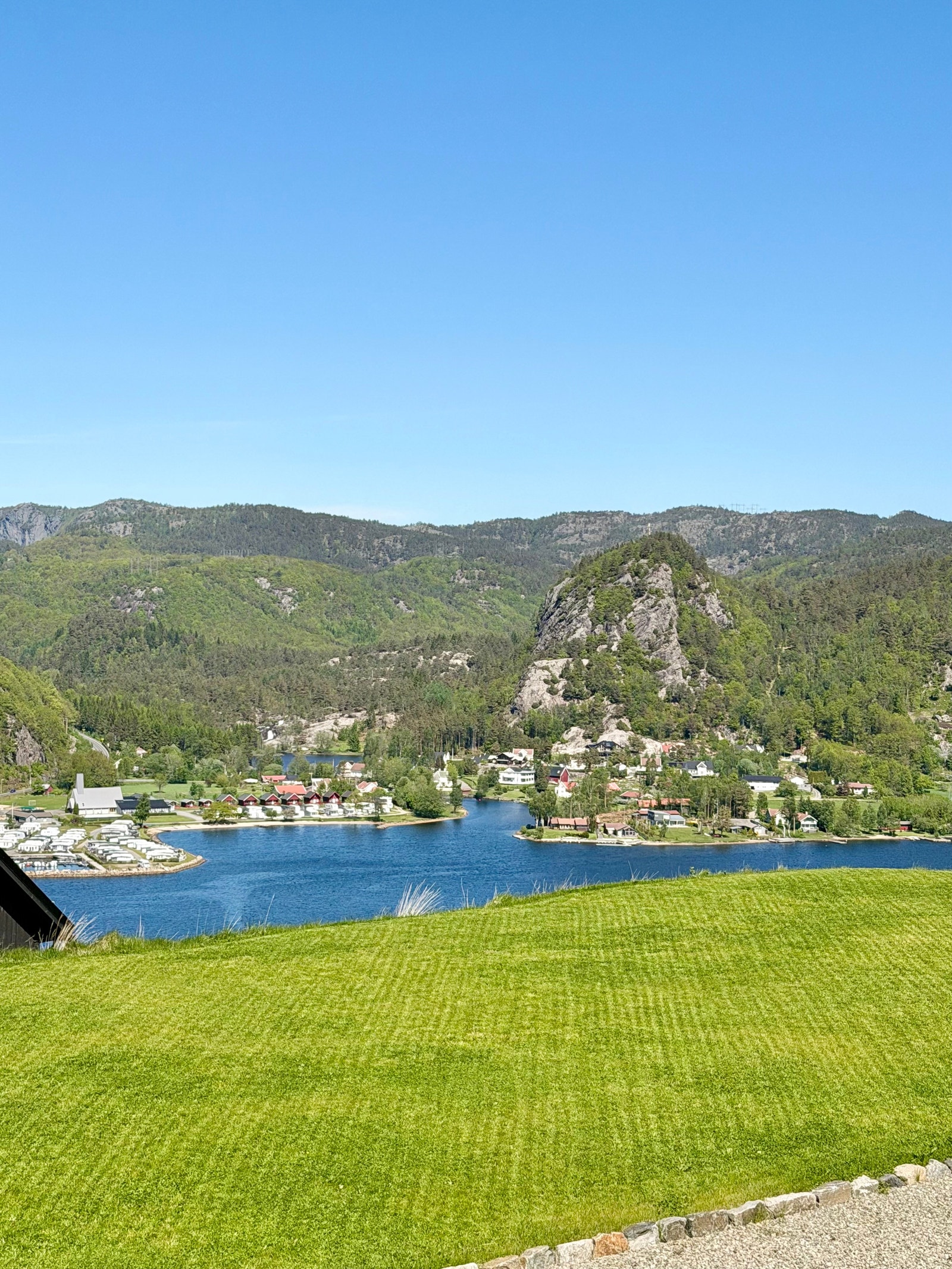 Tomta ligger fint til i feltet med flott utsikt mot Åpta camping og bukta. Galleribilde