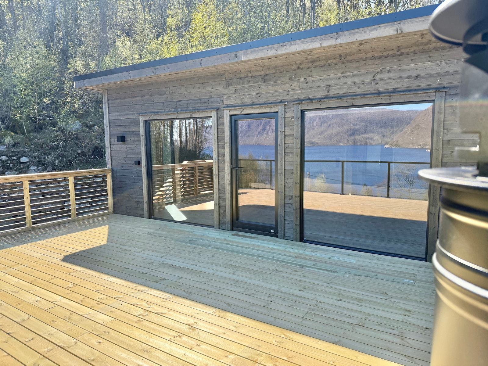 En solrik og usjenert takterrasse med fantastisk utsikt på hele 37 m2.
( bilder fra lignende hytta som er bygget) Galleribilde