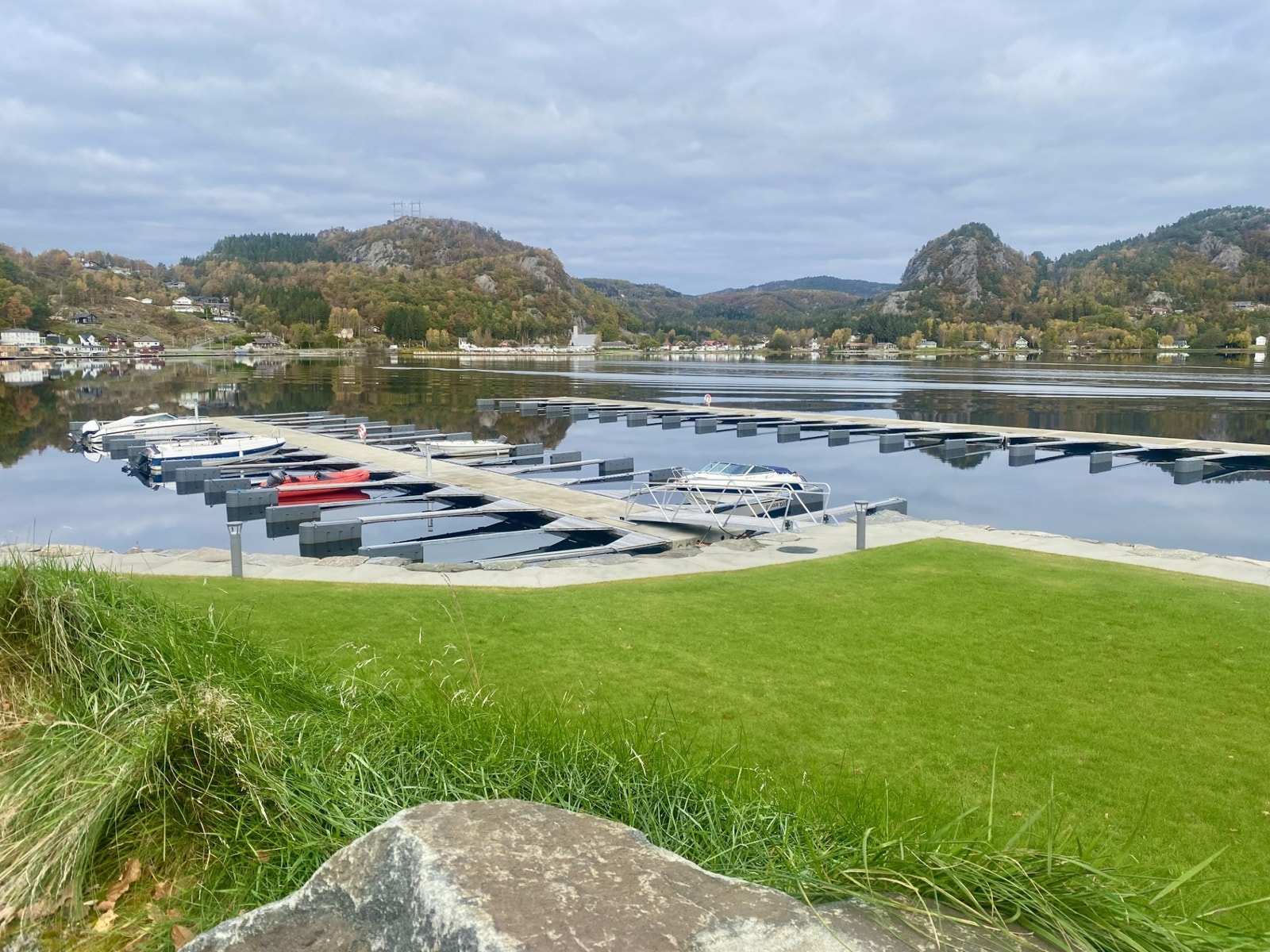 Stort og velholdt område nede ved sjøen. Støpte gangstier med lys.
Det er også eget toalett nede ved området og en liten strand. Galleribilde