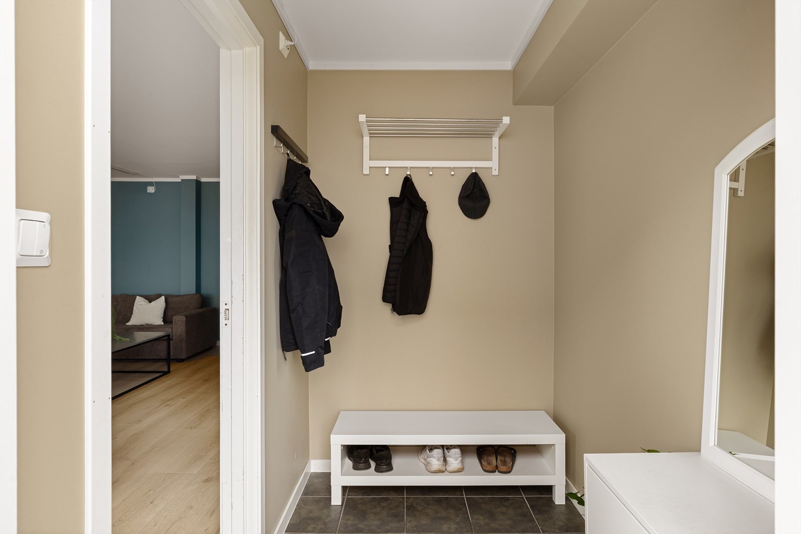 Entréen har flislagt gulv og god plass til oppbevaring av yttertøy og sko. Galleribilde
