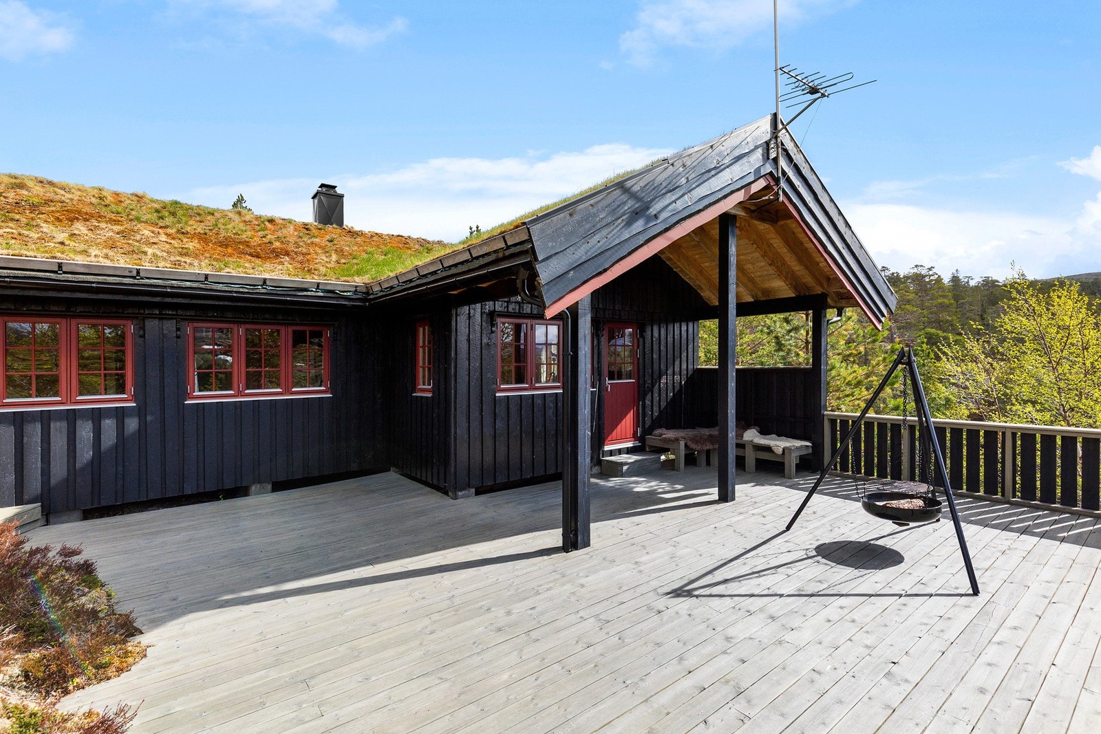 Terrassen strekkes seg rundt store deler av hytta. Her har du svært gode solforhold. Galleribilde