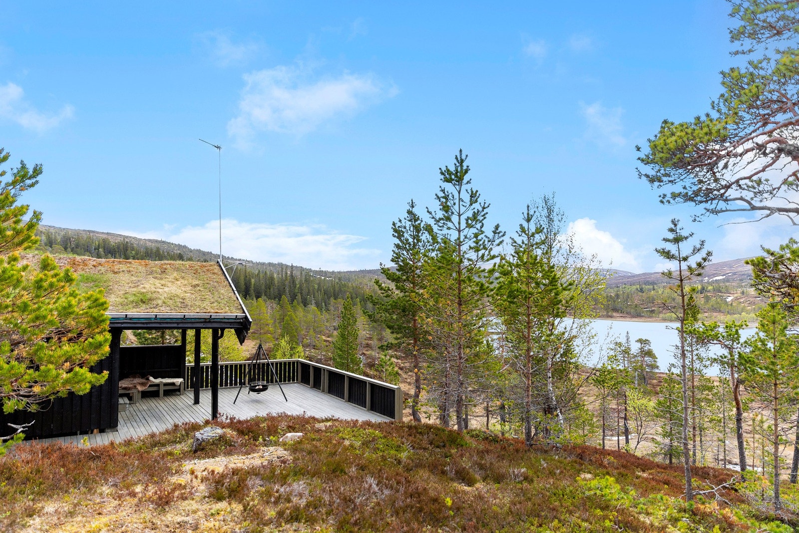 Eiendommen ligger skjermet og meget fint til i feltet. Her har du fantastisk utsikt og svært gode solforhold. Galleribilde