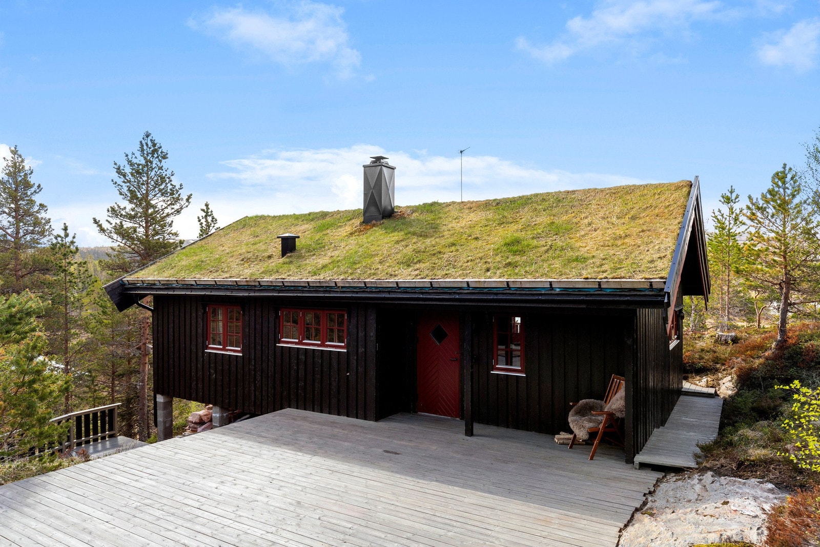 Stor terrasse binder sammen hytte og anneks. Galleribilde