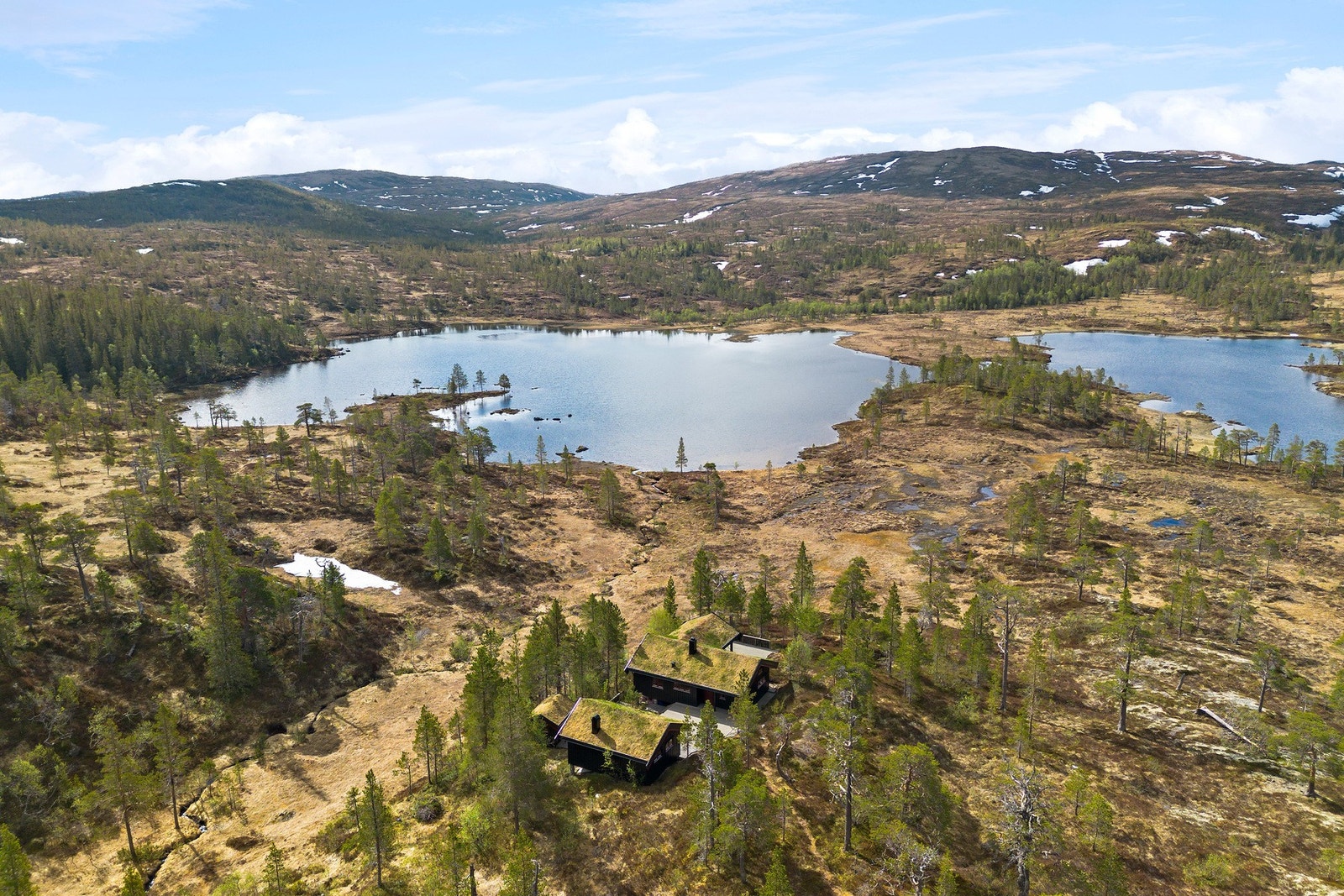 Velkommen til denne idylliske fritidseiendommen ved populære Hornsjøen i Selbu. Galleribilde