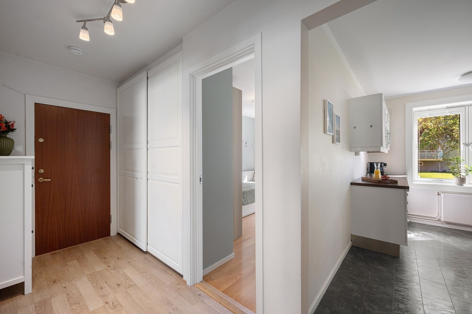 Entréen har plass til oppbevaring av yttertøy og sko Galleribilde