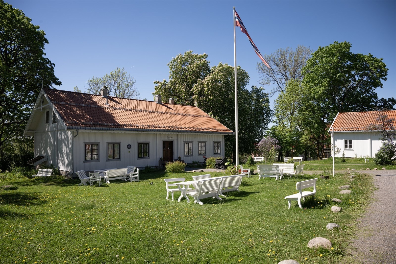 Koselige Årvoll Gård med dyr og aktiviteter for hele familien en kort spasertur unna samt badedammen på Tonsenhagen med bademuligheter om sommeren og akebakke om vinteren. Galleribilde