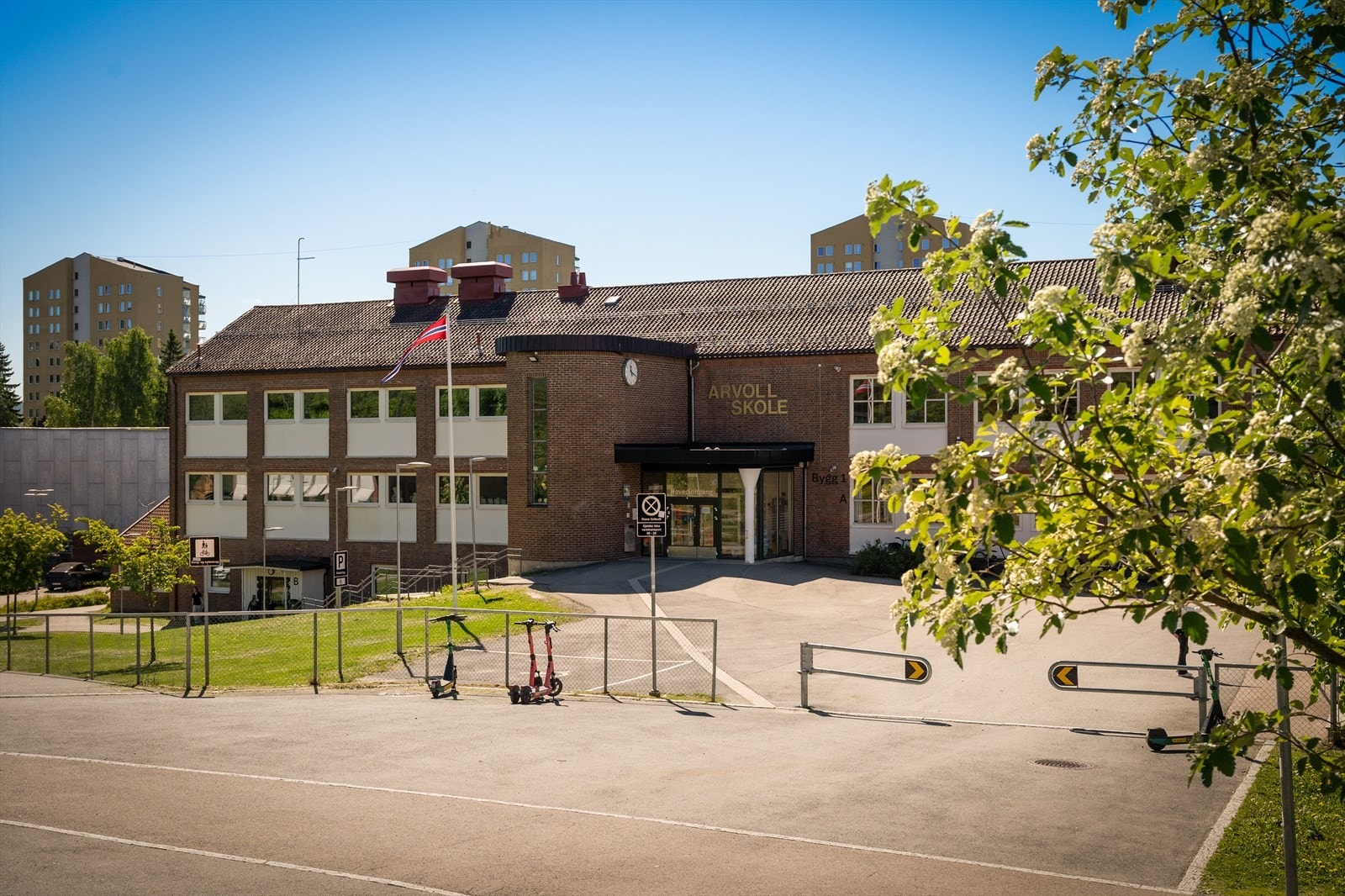 mrådet er spesielt populært blant barnefamilier, med kort vei til barnehager, skoler og fritidstilbud. Boligen sokner til Årvoll skole, for både barne-og ungdomstrinn Galleribilde