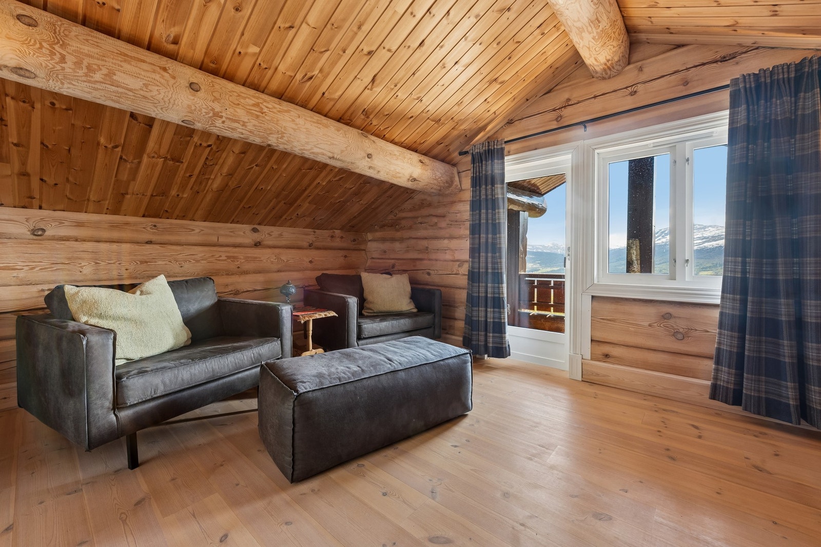 Loftstue med utgang til balkong. Loftetasjen har et gulvareal på 32m². Galleribilde