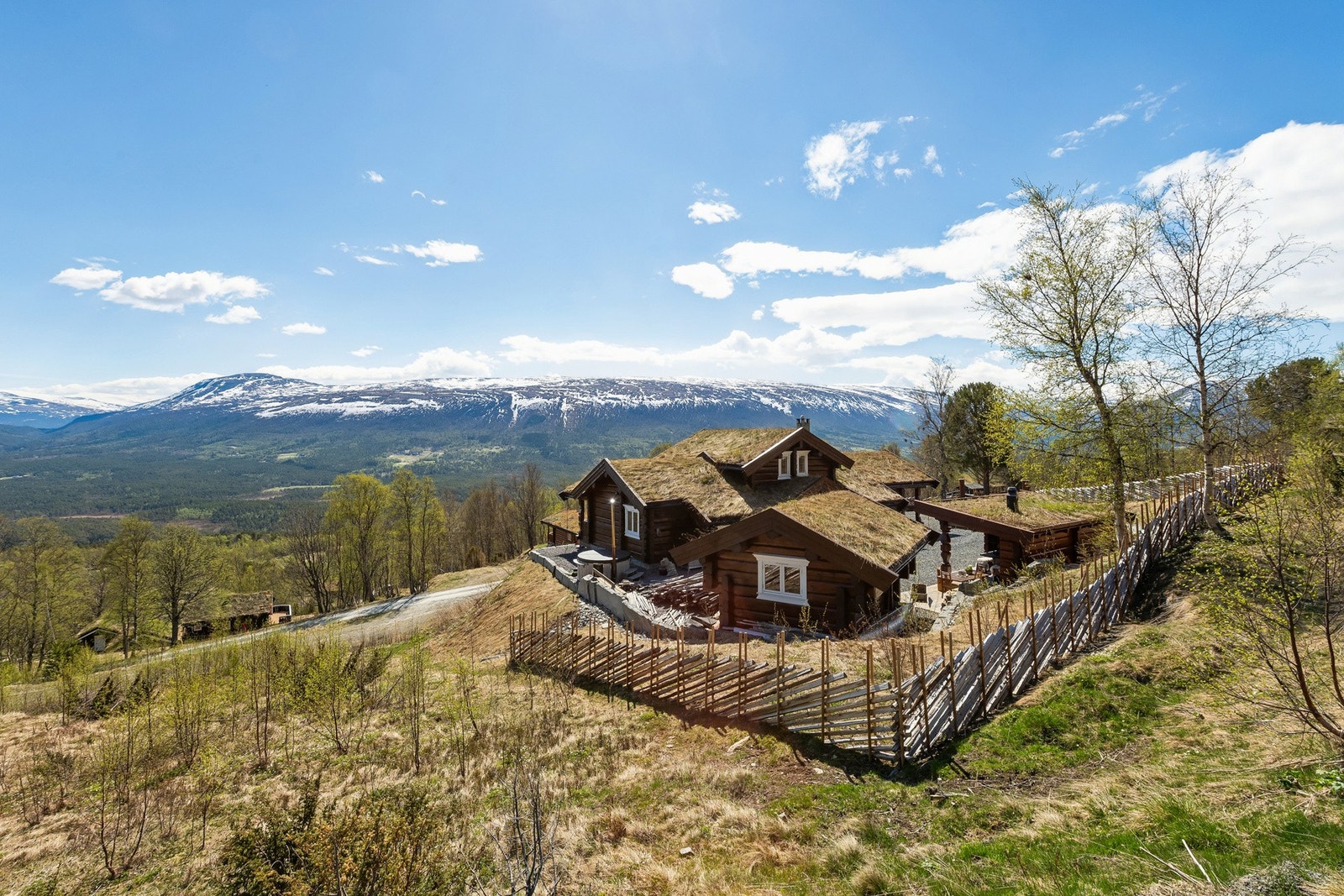 Fra den flotte utsiktstomten på mer enn 1200m² ser man til Oppdal og fjellene som omkranser bygda Galleribilde