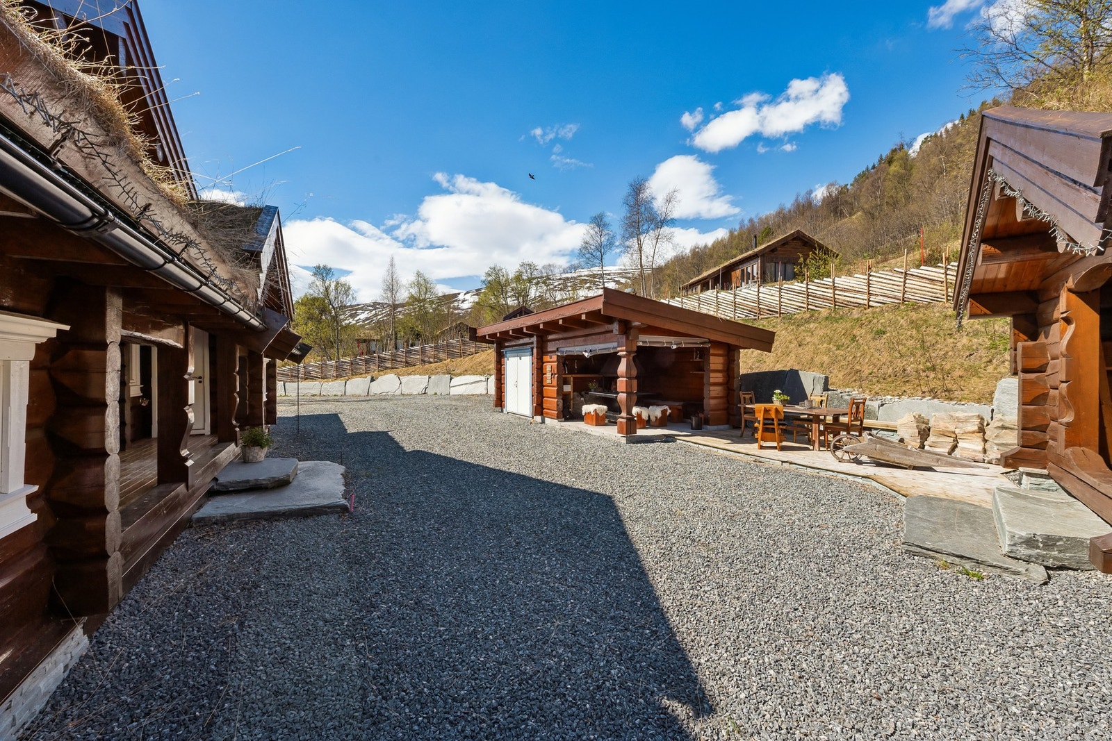 Grillhytte / sportsbod på 20m². Tilpasset duk som kan åpnes / lukkes. Galleribilde