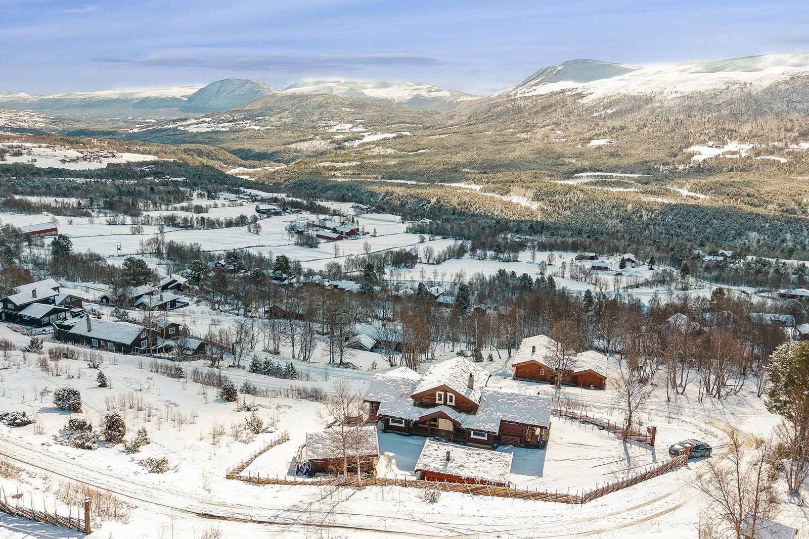 Fra den flotte utsiktstomten på mer enn 1200 kvm ser man til Oppdal og fjellene som omkranser bygda Galleribilde