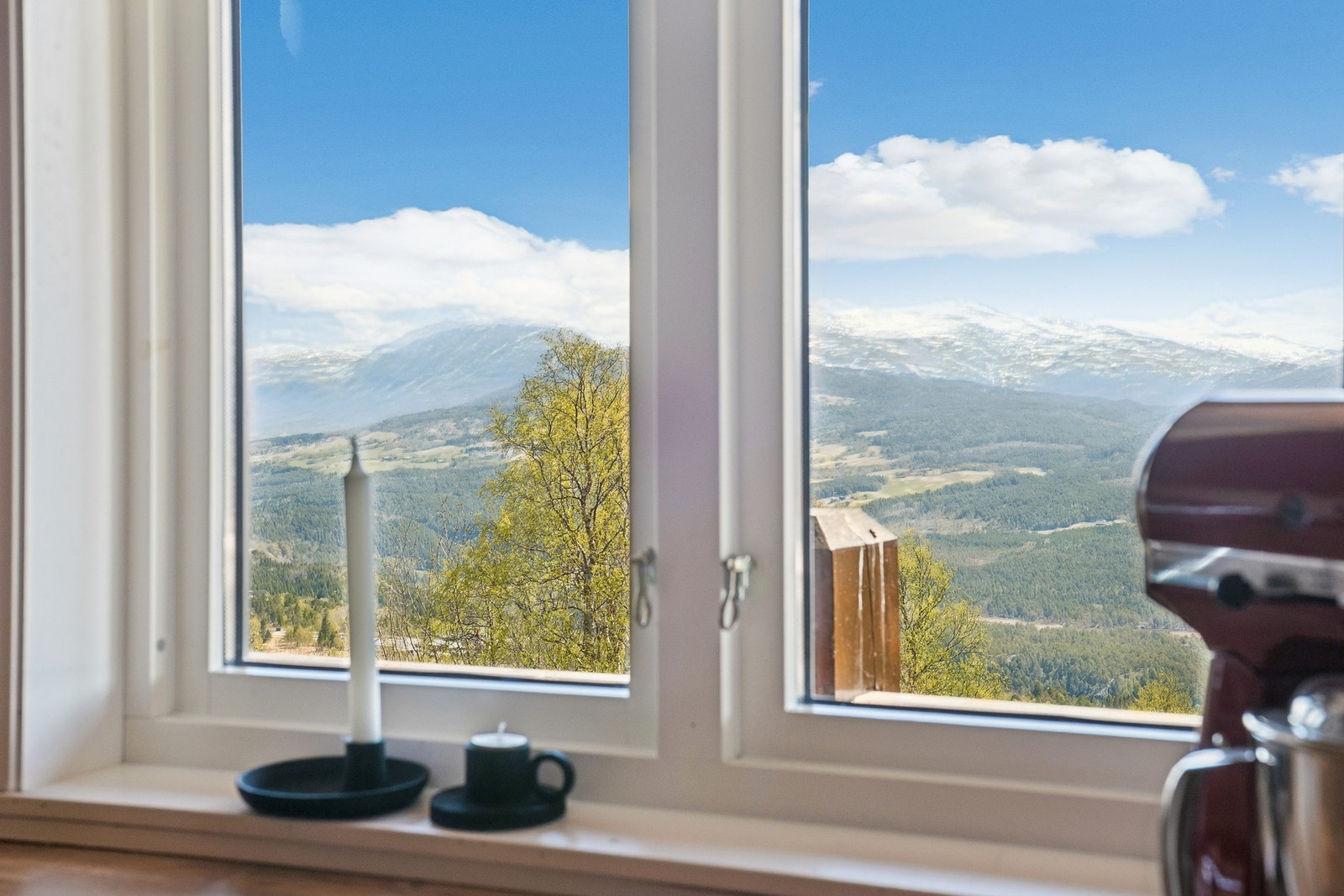 Fra stua har man fantastisk utsikt over bygda og fjellene omkring, samtidig som hyttas fine plassering i terrenget hindrer innsyn. Galleribilde