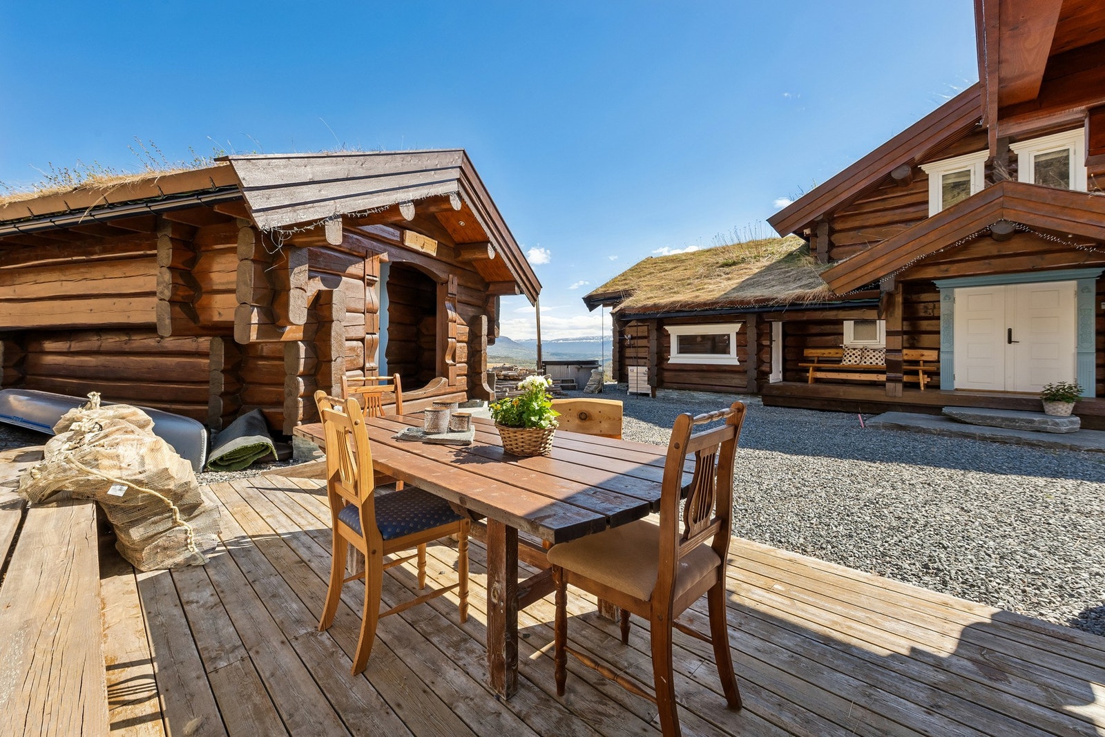 Det er hele 61m² med terrasse fordelt rundt hytta. Galleribilde