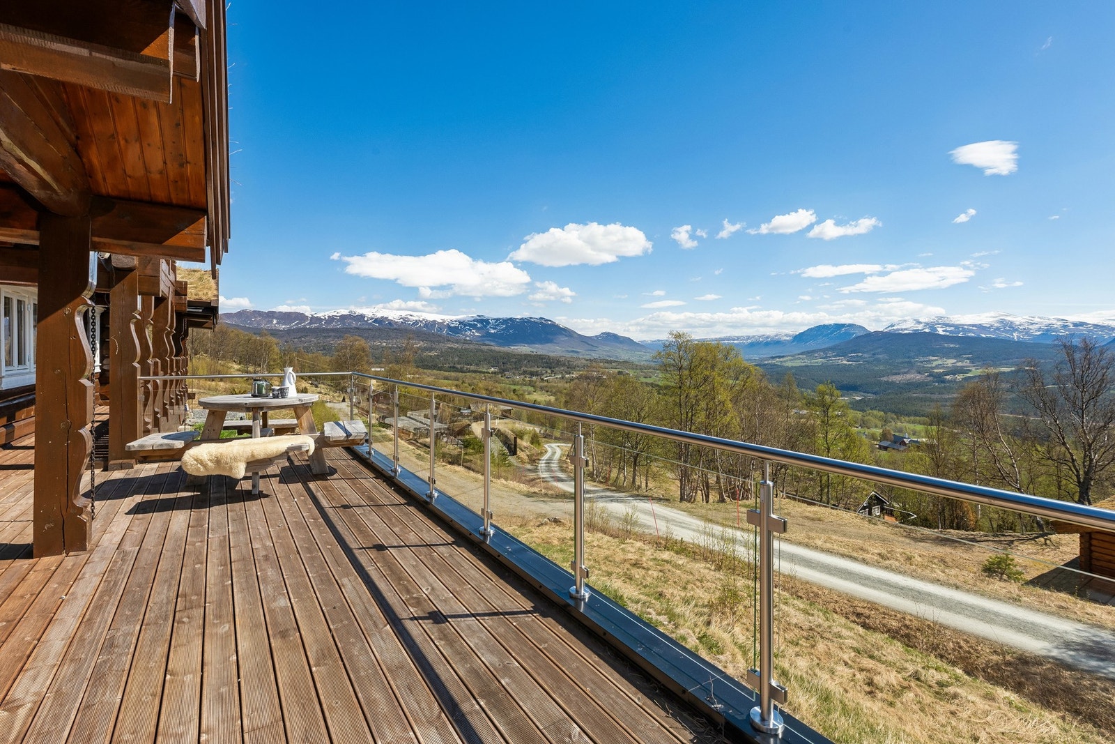 En fin uteplass utenfor inngangen med fantastisk utsikt - her er det perfekt å nyte morgenkaffen i morgensolen. Galleribilde