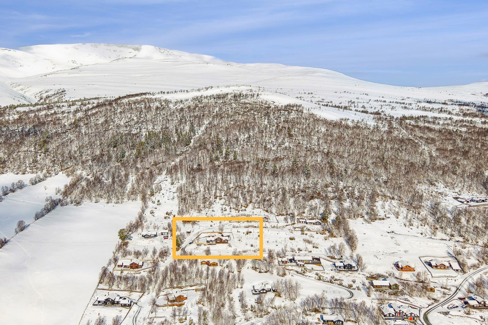 Med Munkvoldshovden (896 m.o.h. ) i ryggen - ligger alt til rette for å spenne på seg randonee- eller fjellskiene og komme opp på snaufjellet på ca. 15 minutter Galleribilde