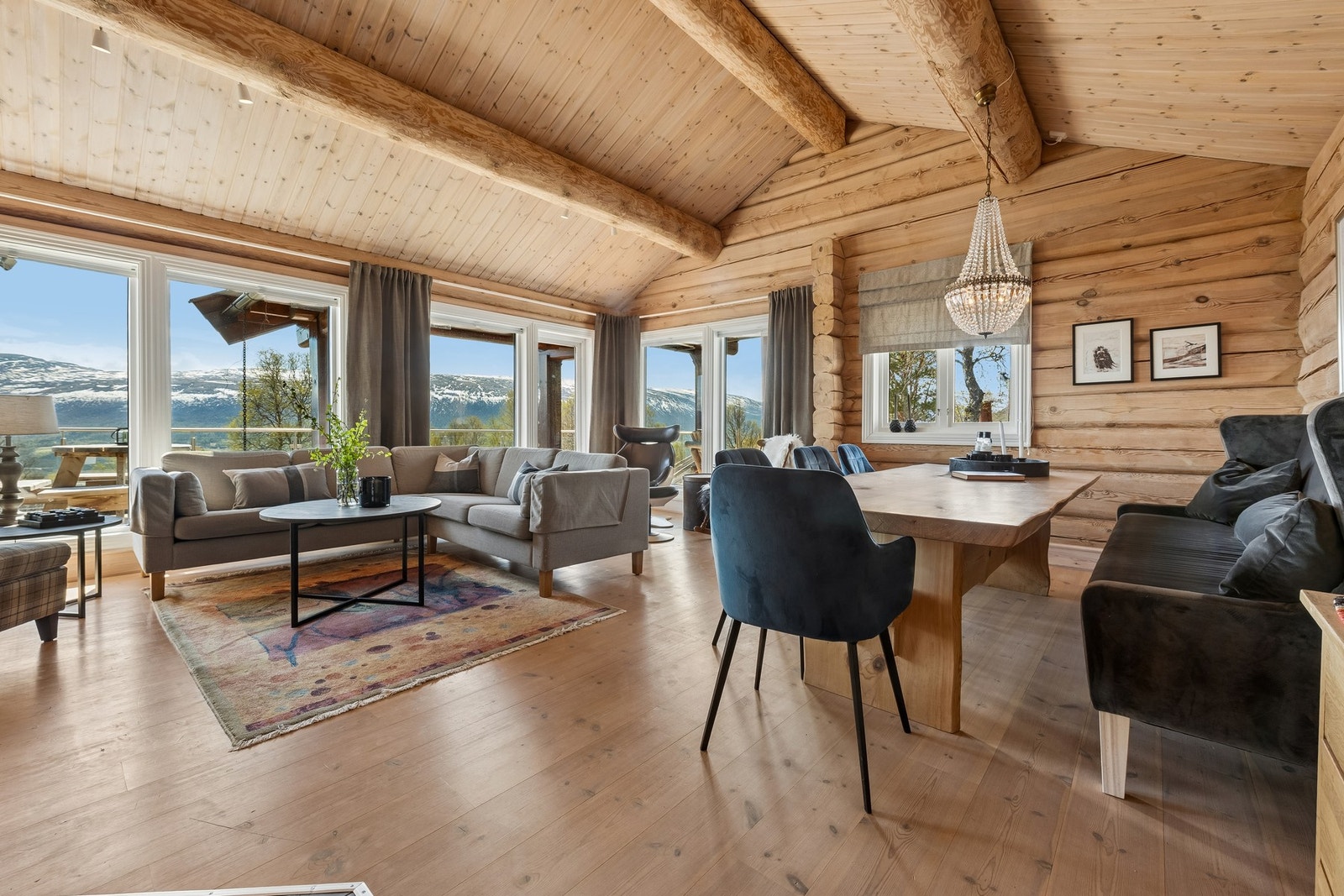 Stuen har store vindusflater med panorama over Oppdal. Galleribilde