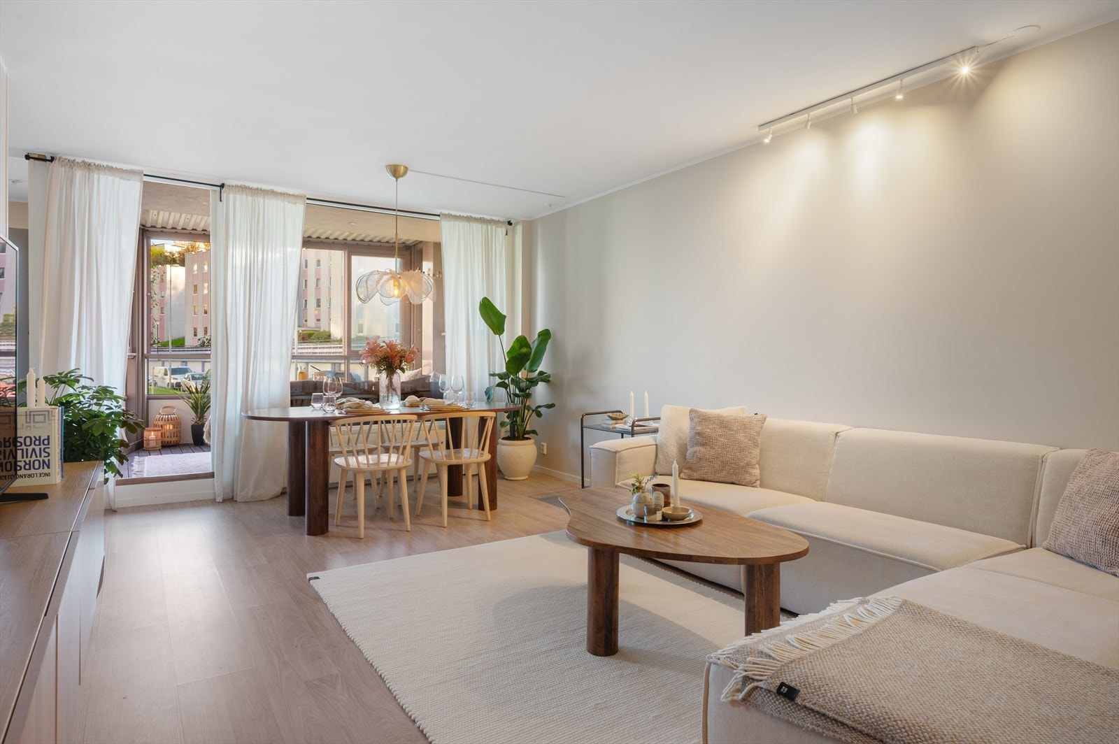 Stuens utforming gjør det enkelt å innrede med sofa- og spisegruppe i hver sin naturlige sone Galleribilde