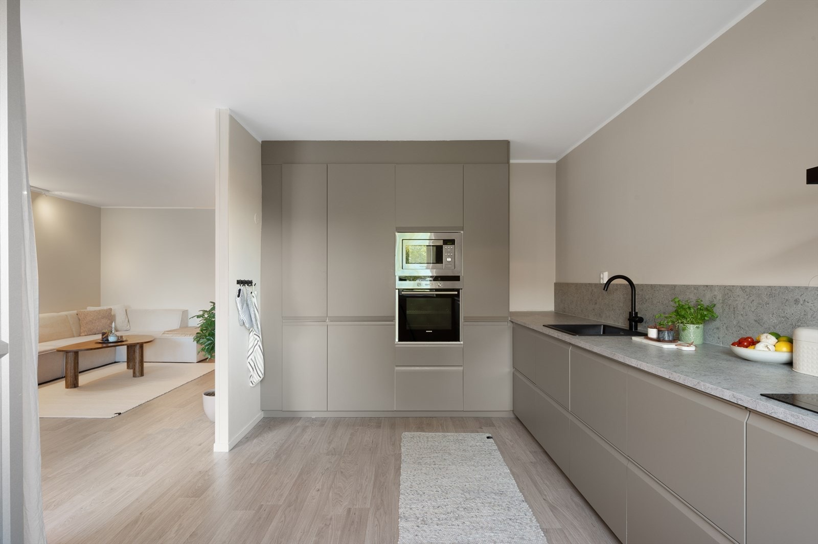 Leiligheten byr på gode oppbevaringsmuligheter i innvendig (2,2 m²) og ekstern bod (12 m²) Galleribilde