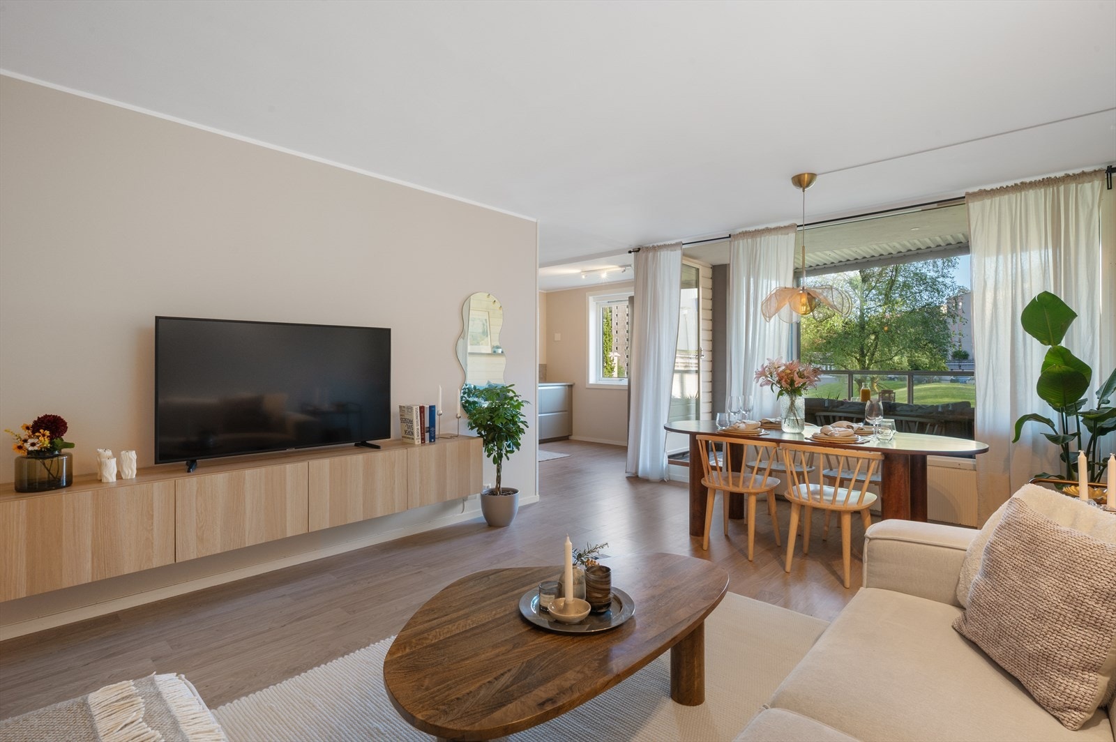 Leiligheten har et totalt BRA-i på 74m² og inneholder entré/gang, to soverom, toalettrom, bad, stue og kjøkken Galleribilde