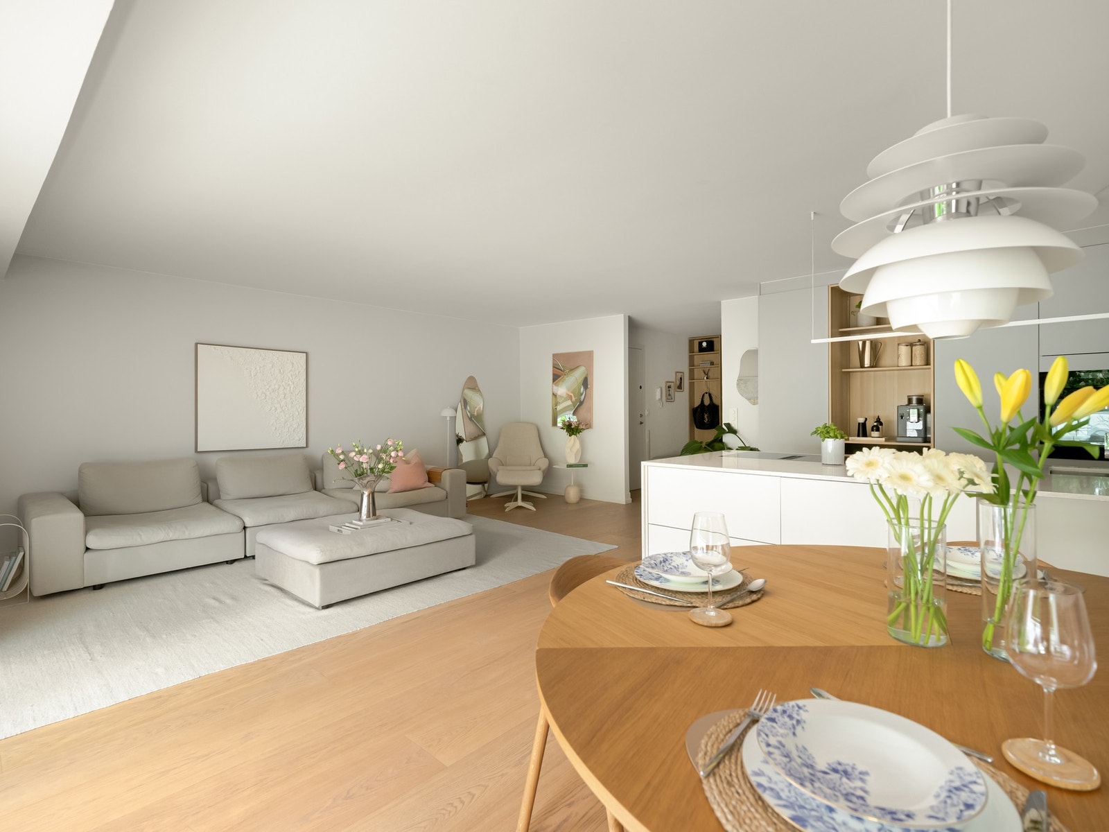 Stuen byr også på god plass til både stor sofagruppe, bord og en hyggelig krok med lenestol og sidebord. Galleribilde
