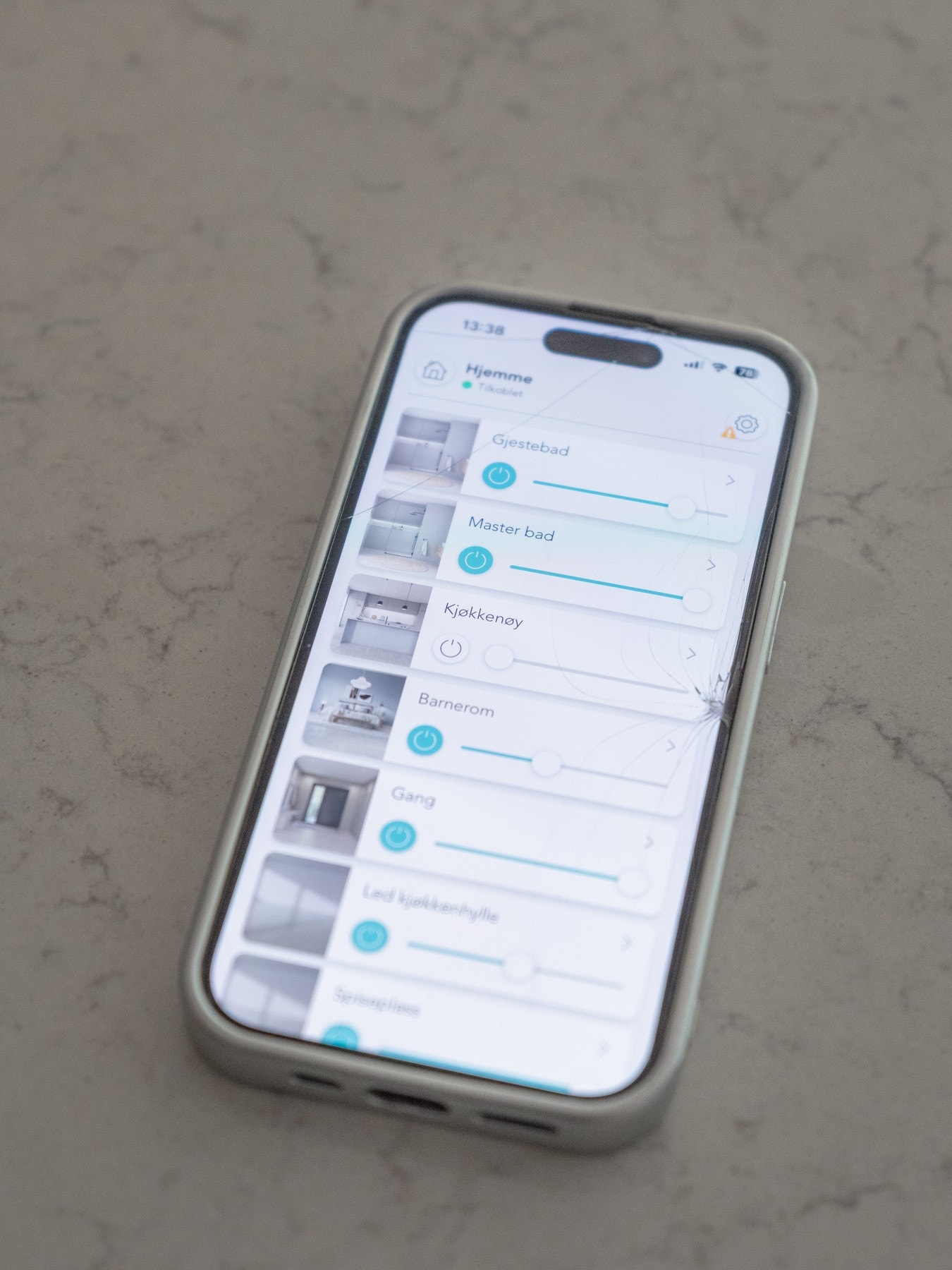Ikke tenk på at skjermen på mobilen er knust, det er ikke viktig. Det vi ønsker å fokusere på er at det er app-styring av lys. Det er deilig! Galleribilde