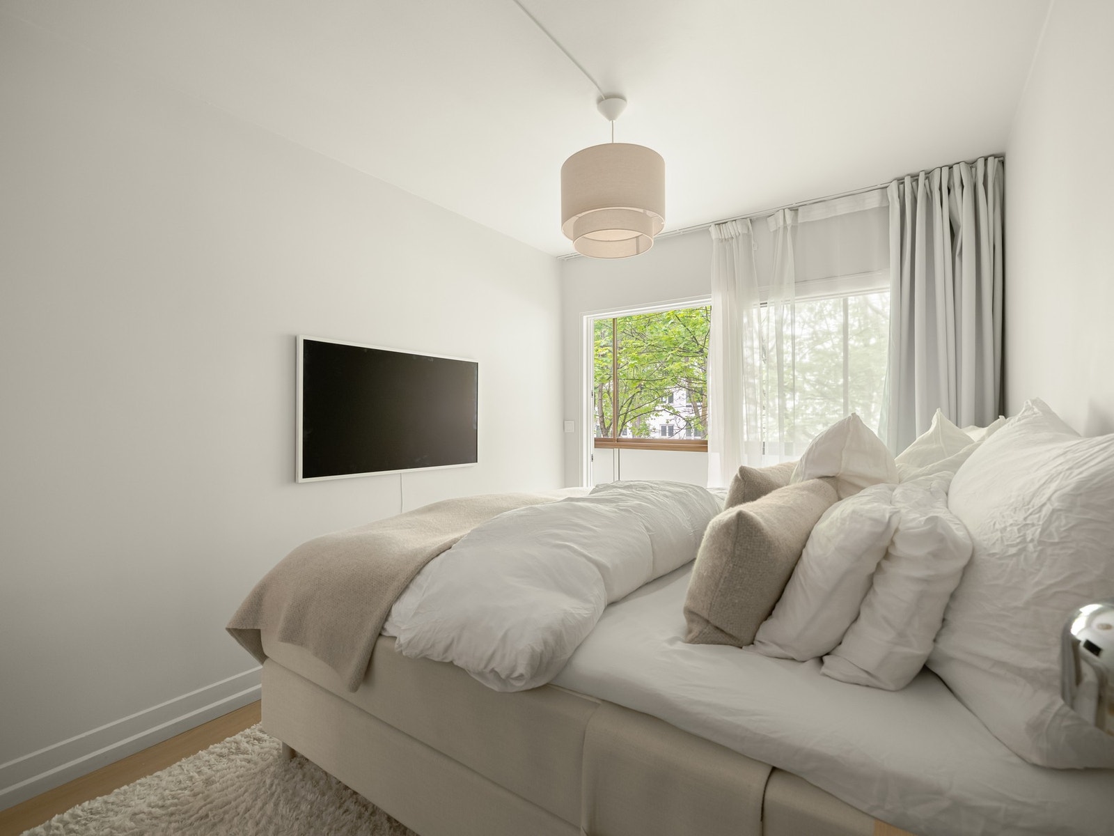 Som om ikke eget walk-in og en-suite baderom var nok, er det og utgang til en egen balkong. Galleribilde