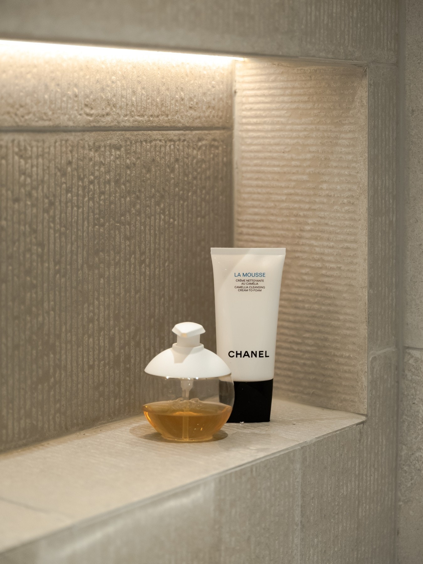 Det er også flere innfelte hyller med belysning. Deilig spa-følelse! Galleribilde