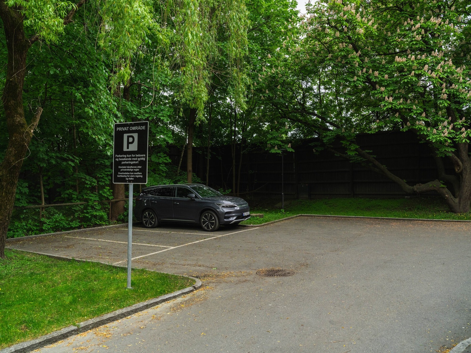 Sameiet har egen gjesteparkering som er genialt når familien kommer på besøk. Galleribilde