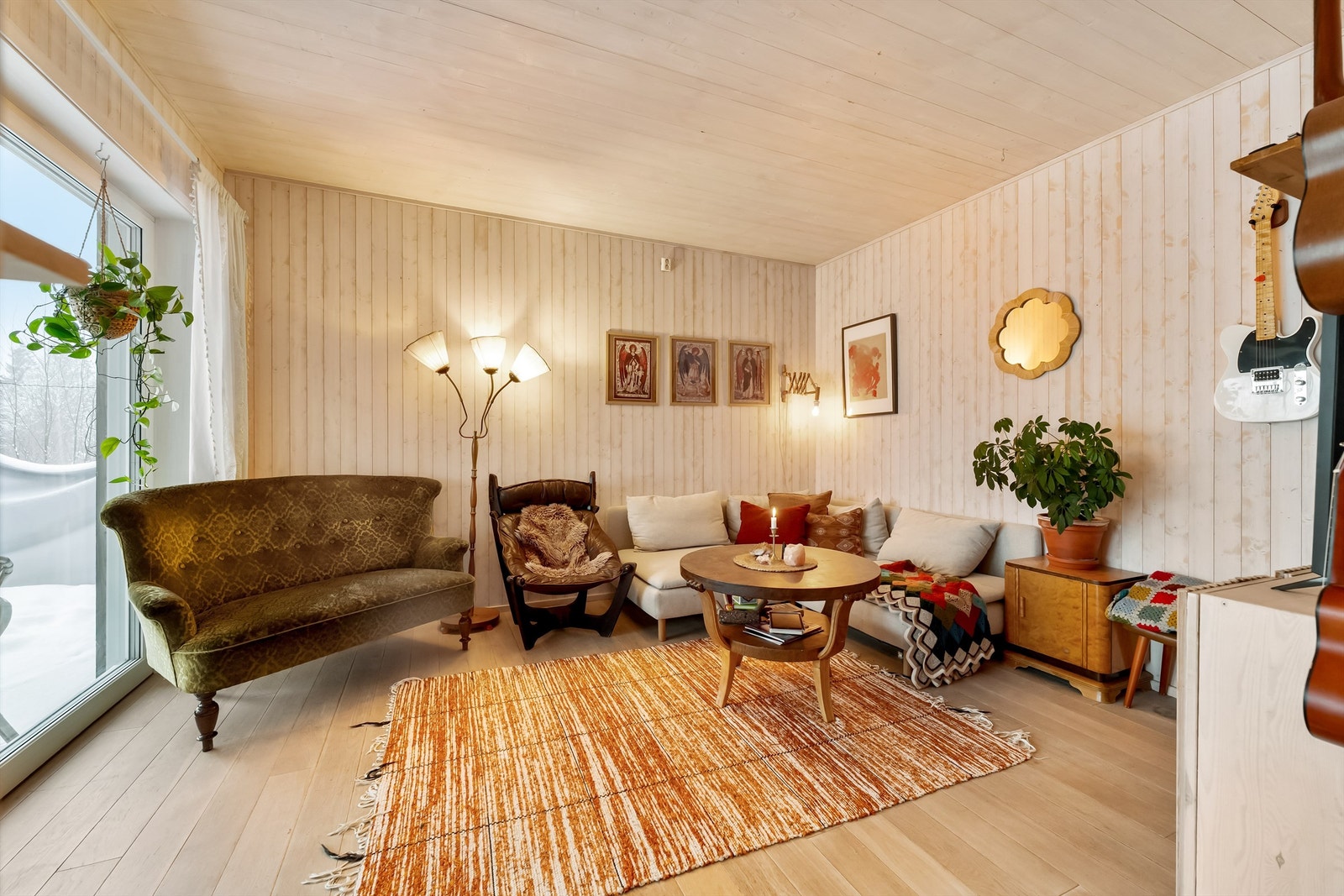 Stuen har plass til en romslig sofagruppe og er et lunt samlingspunkt for familien. Galleribilde