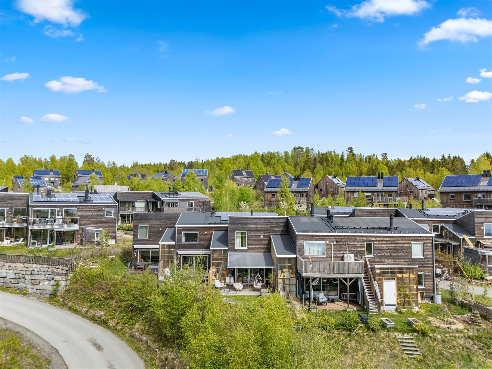 Boligen er en del av Hurdalssjøen Økologiske Landsby, et etablert og barnevennlig nabolag. Galleribilde