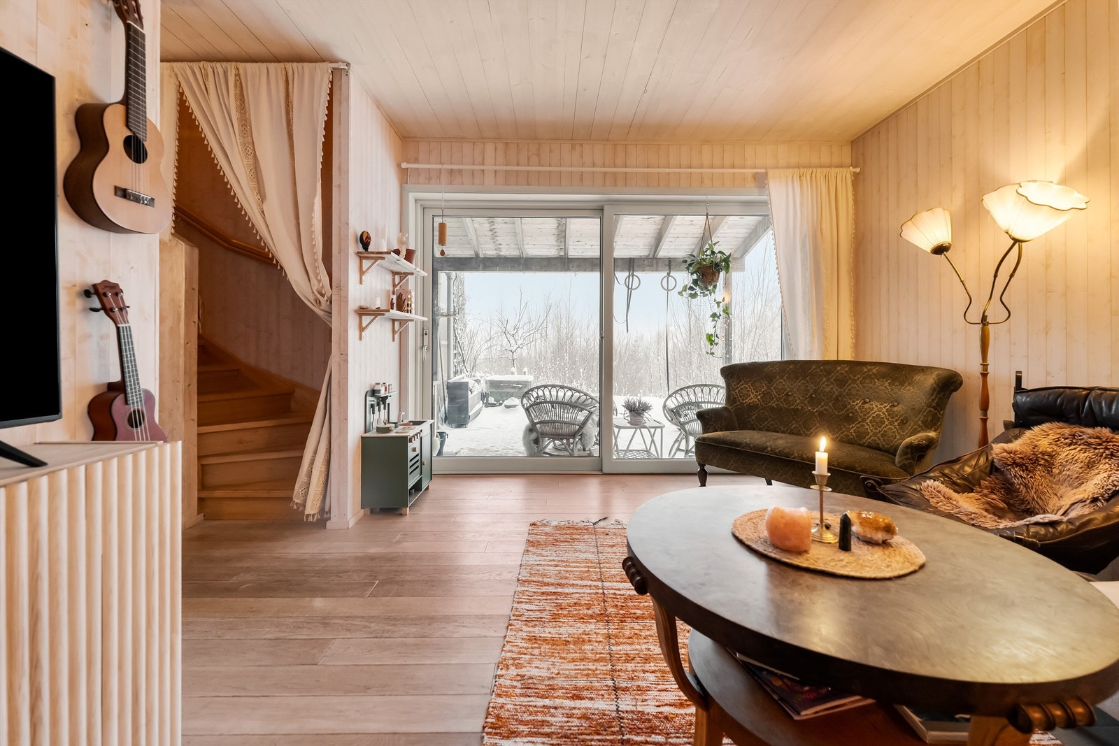 Fra stuen er det direkte utgang til en stor, overbygget terrasse. Galleribilde
