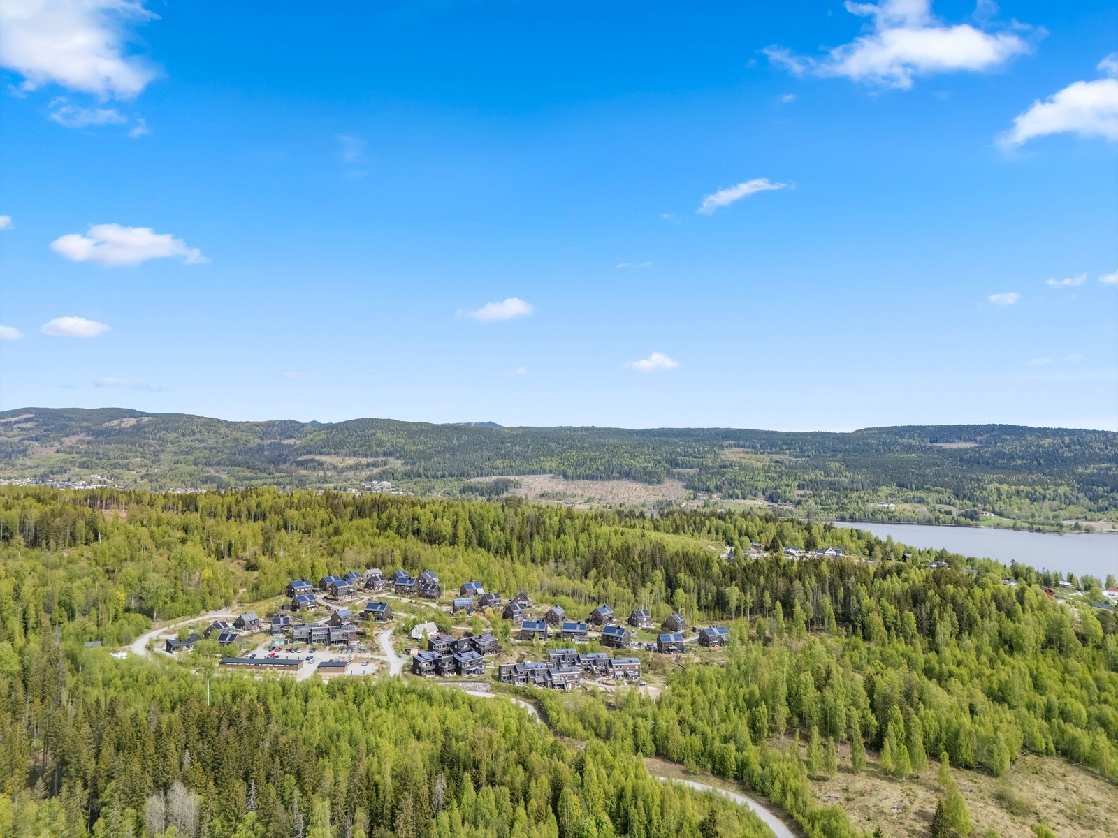 Beliggenheten gir en landlig ro, samtidig som det kun er ca. 35 minutter med bil til Gardermoen. Galleribilde
