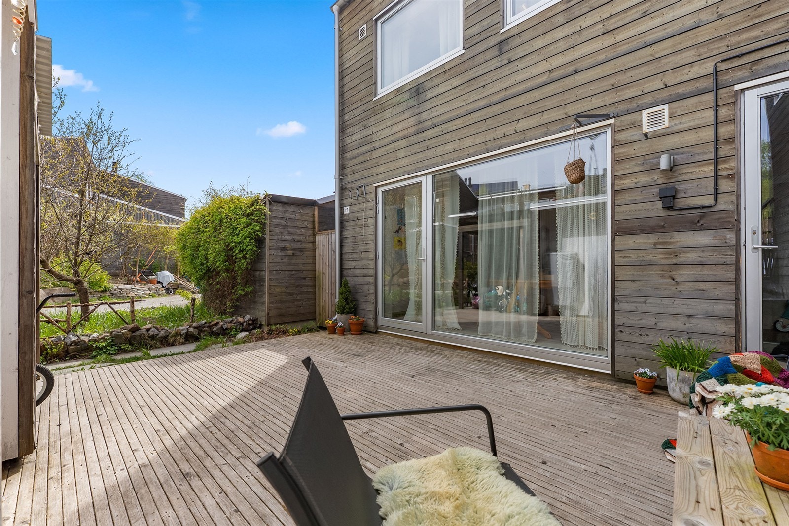 Ved inngangspartiet er det en egen, skjermet terrasse med plass til en sittegruppe. Galleribilde