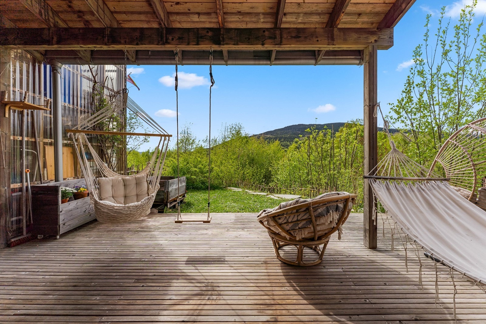 Fra terrassen har man utsikt mot de grønne, omkringliggende åsene. Galleribilde