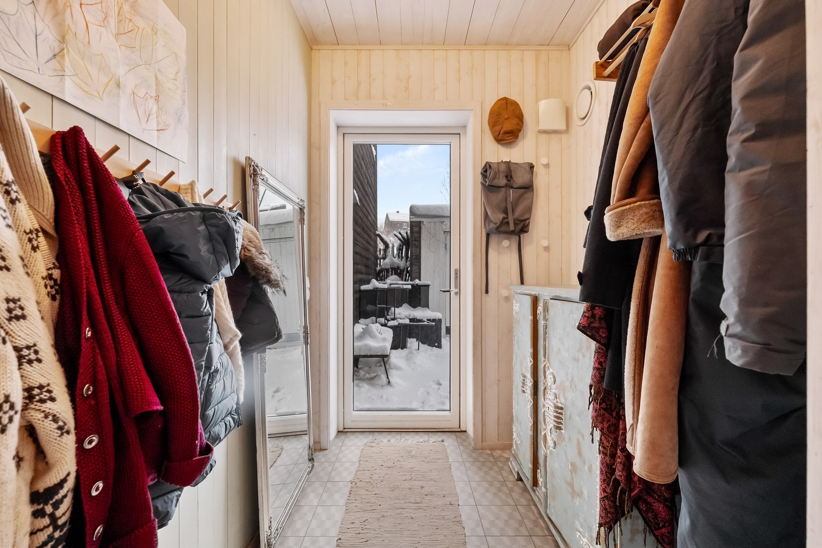 Entréen har flislagt gulv med varme i gulv, og god plass til yttertøy. Galleribilde
