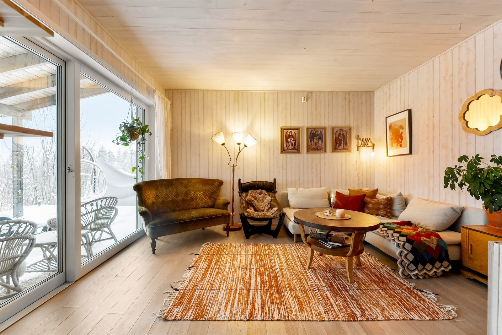 Gode vindusflater gir godt med lys og kobler stuen tett på uteområdet. Galleribilde