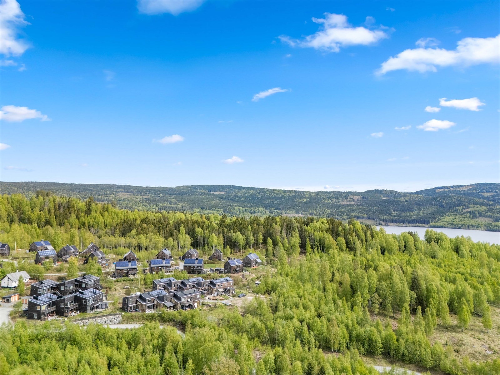 Med Hurdalsjøen like i nærheten er det rike muligheter for bading, båtliv og fiske. Galleribilde