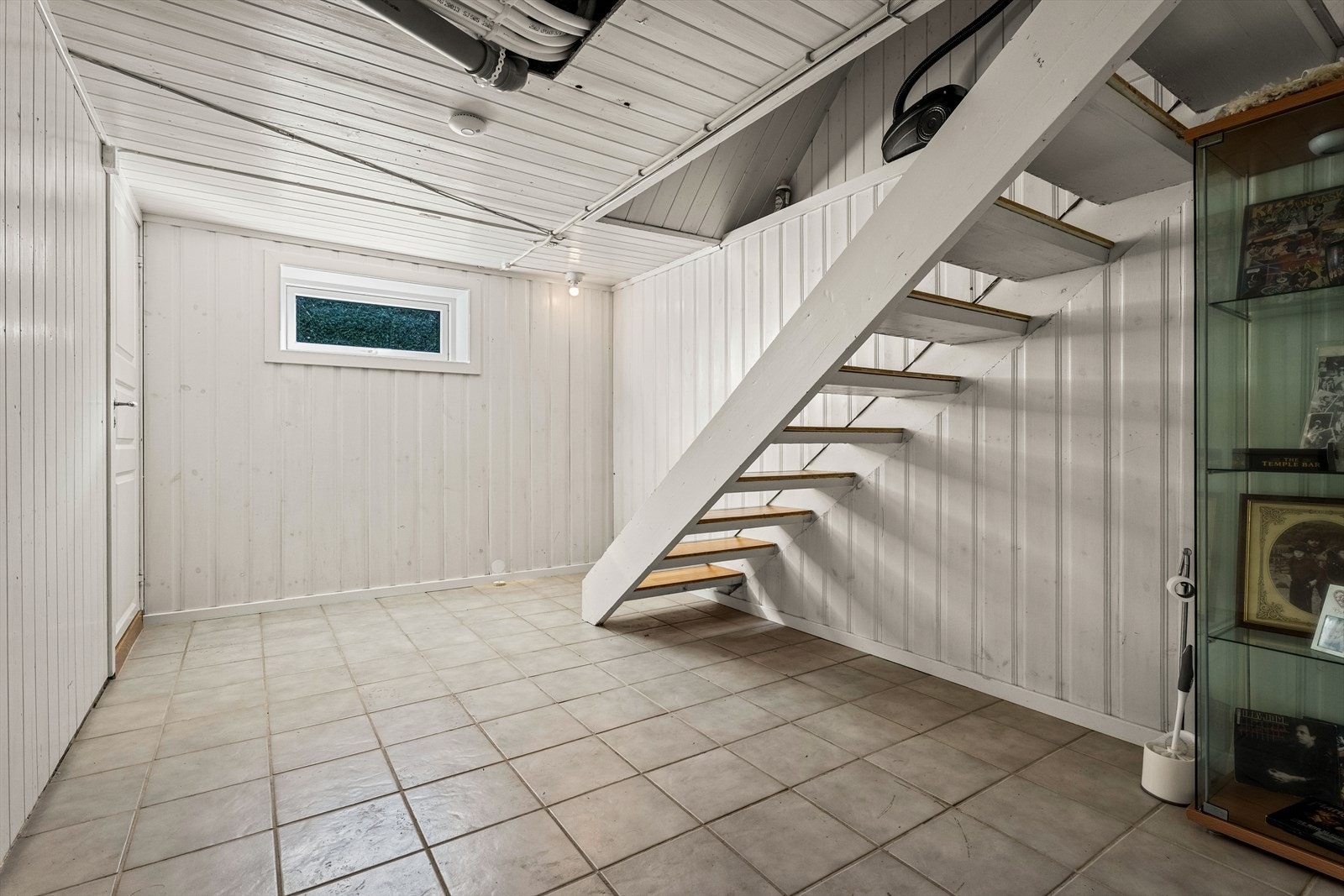 Boligen har to innvendige trapper. Dette er trappen som går fra vindfanget ned til kjelleren. Galleribilde