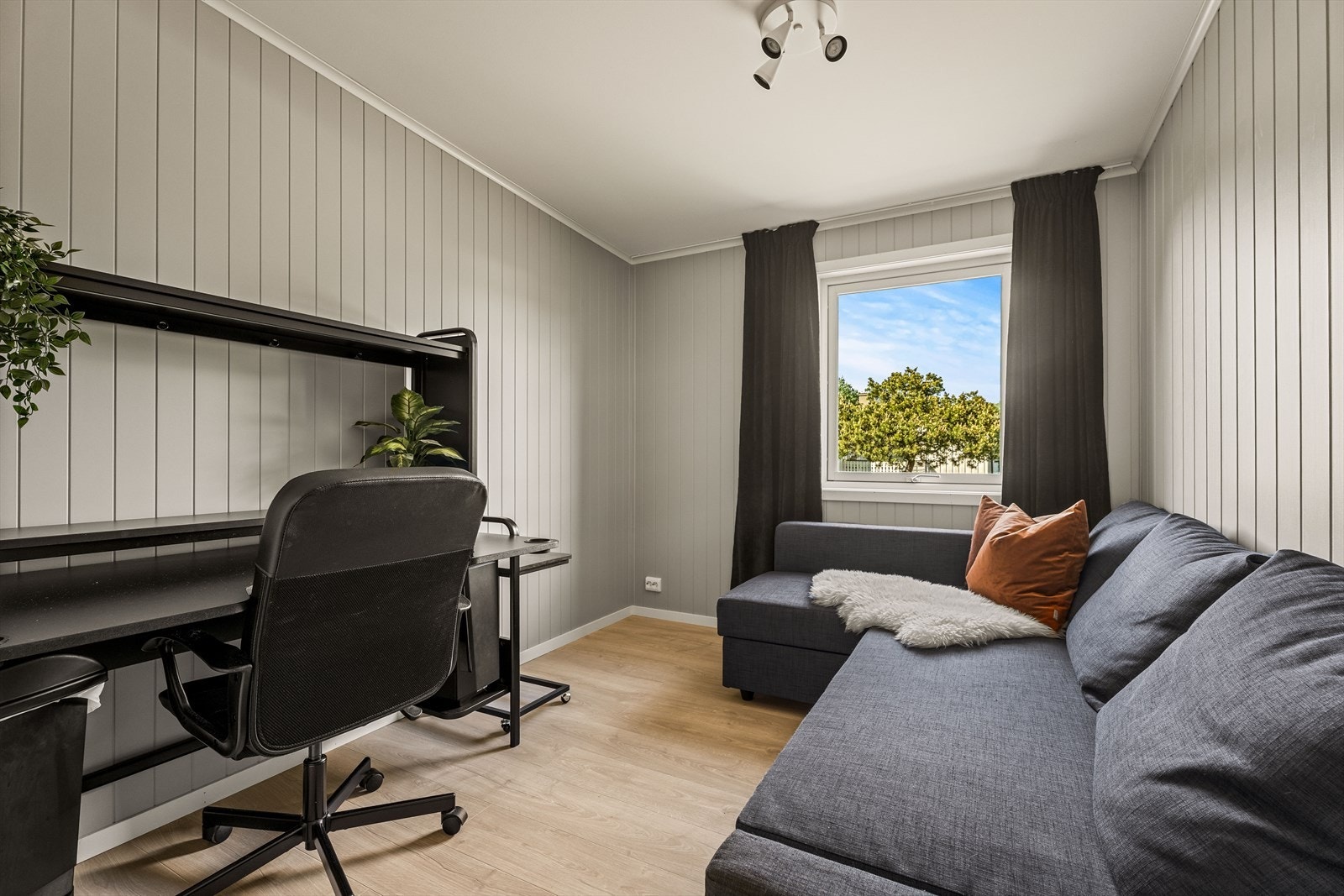 Et av soverommene, her innredet som kontor og gjesterom. Galleribilde