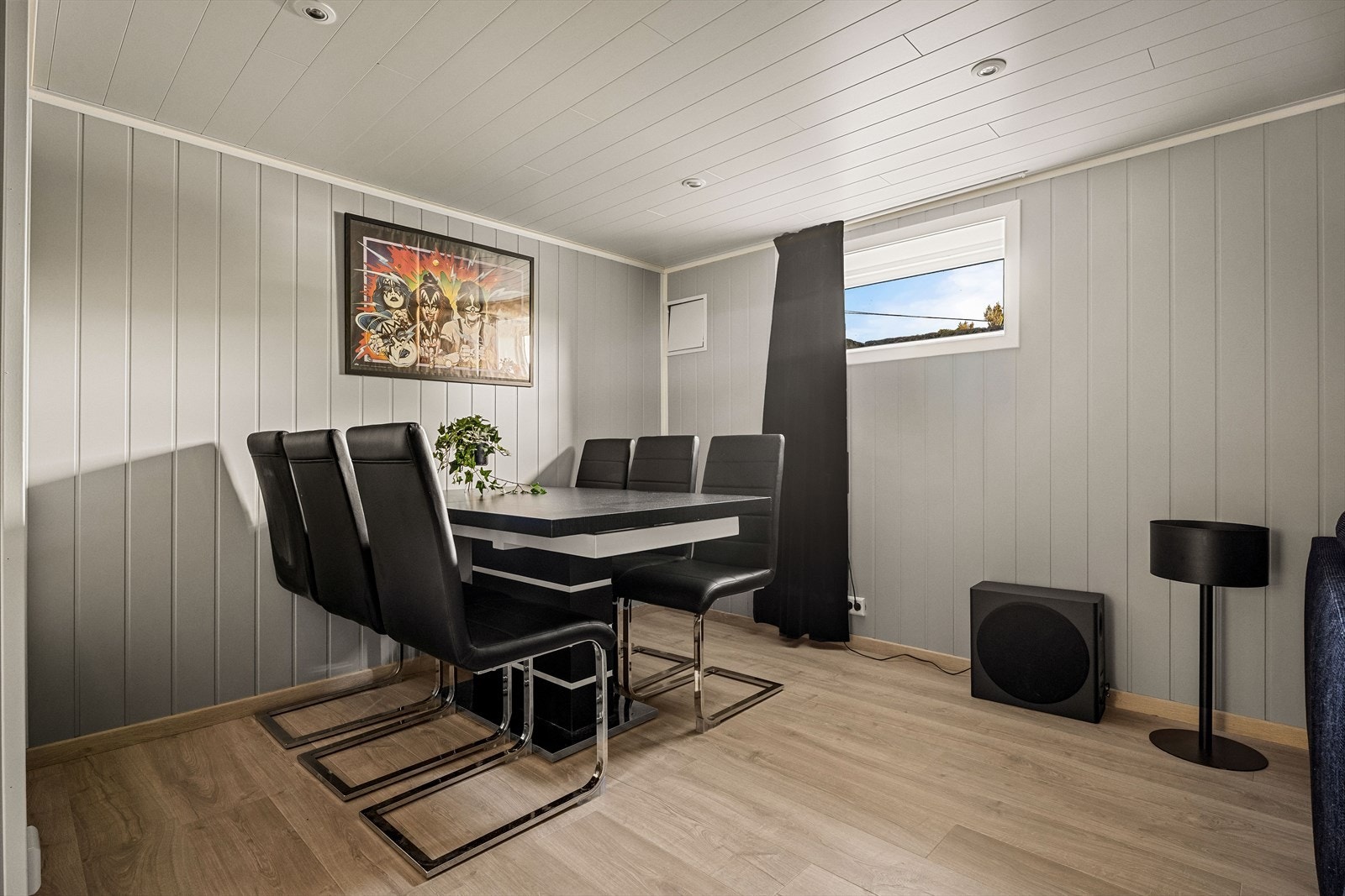En egen sone i kjellerstuen er innredet med spiseplass. Galleribilde