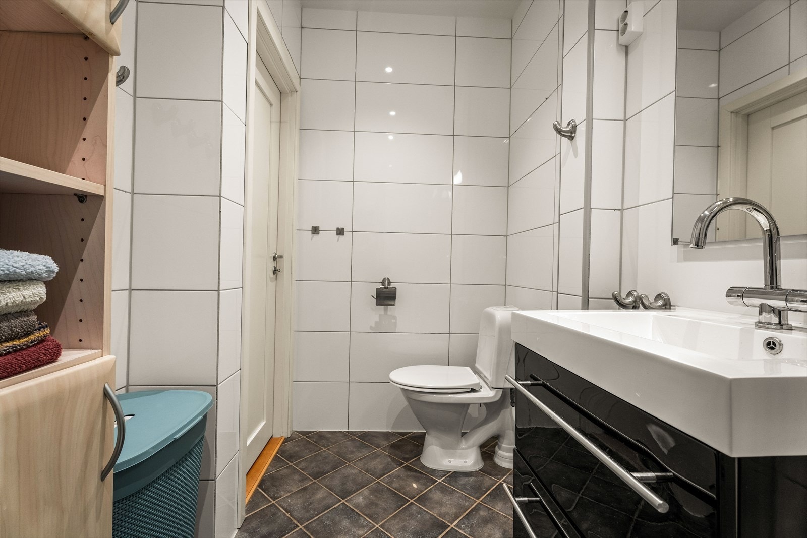 Badet i hovedetasjen har flislagt gulv med elektriske varmekabler. Galleribilde