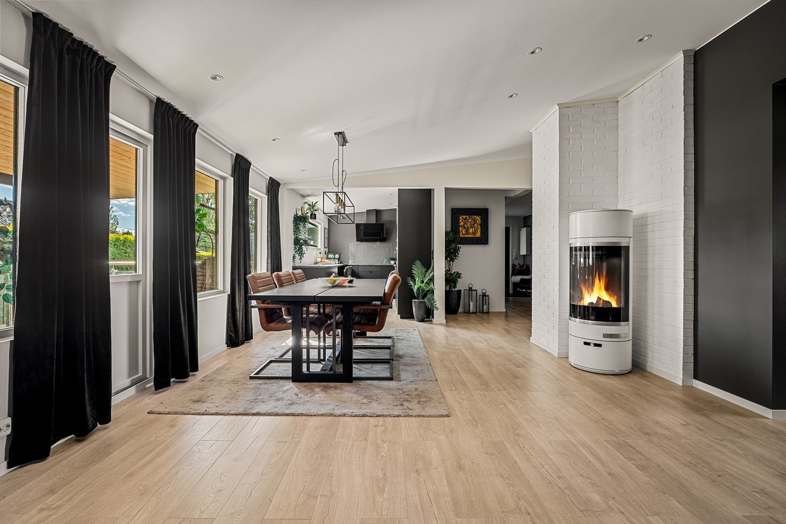 Stuen har god plass til både spisebord og sofagruppe, og er et naturlig samlingspunkt i boligen. Galleribilde
