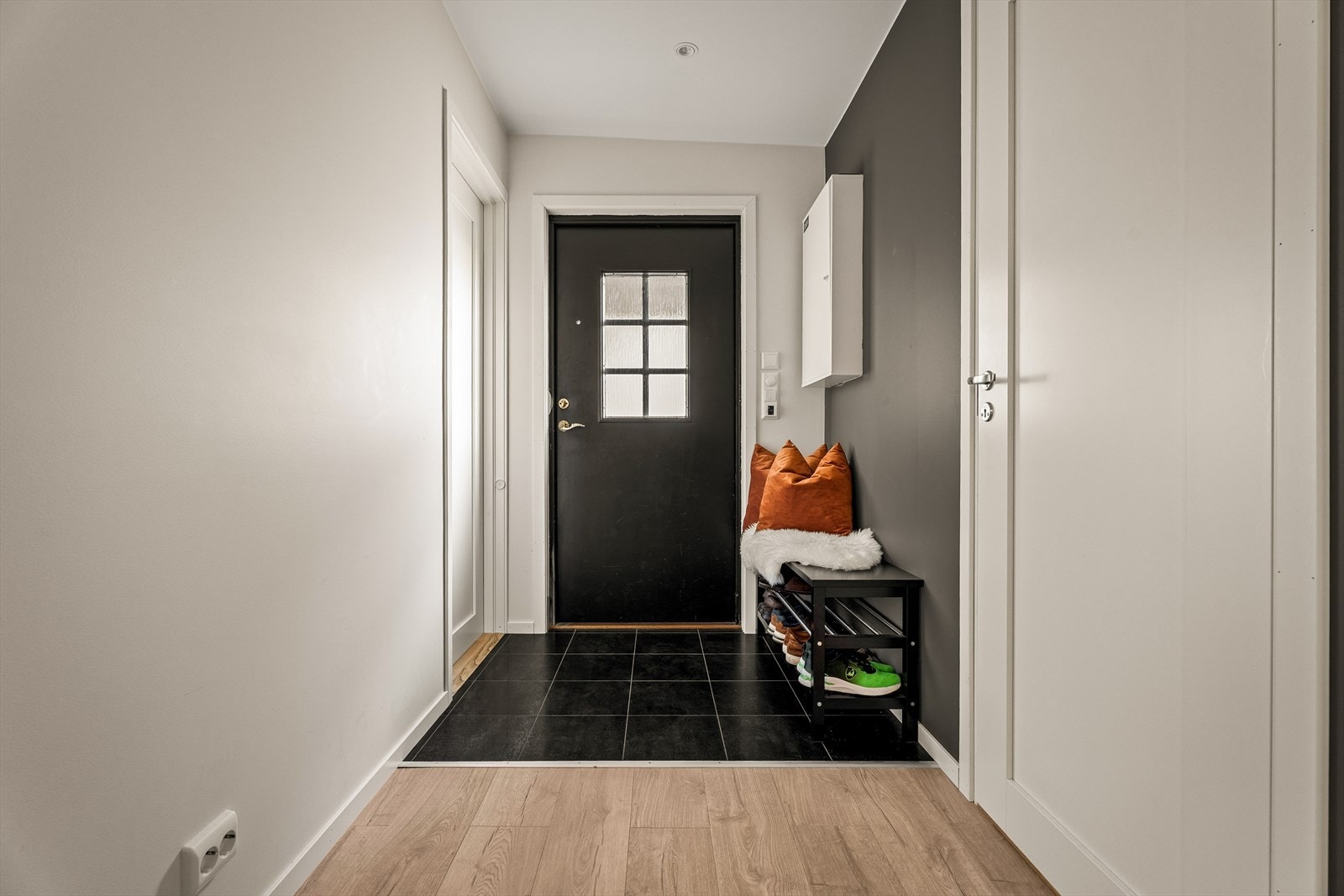 Inngangsdøren er malt og har et praktisk glassfelt som slipper inn lys. Galleribilde