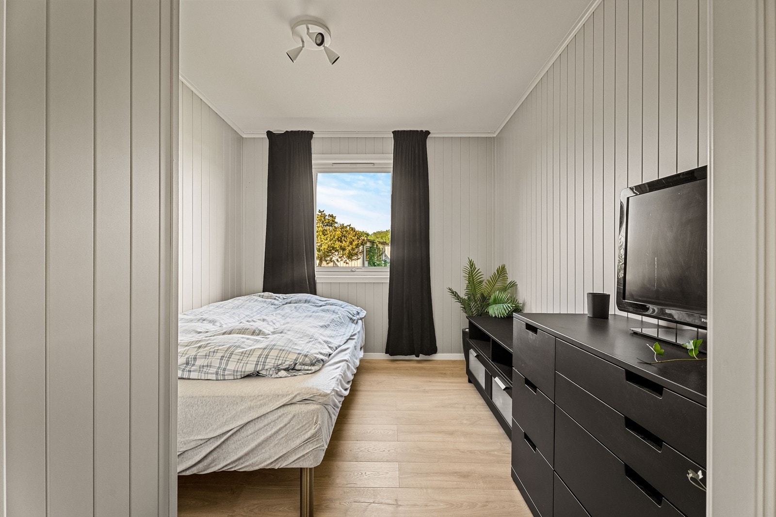 Det tredje soverommet i etasjen, med plass til seng og oppbevaring. Galleribilde