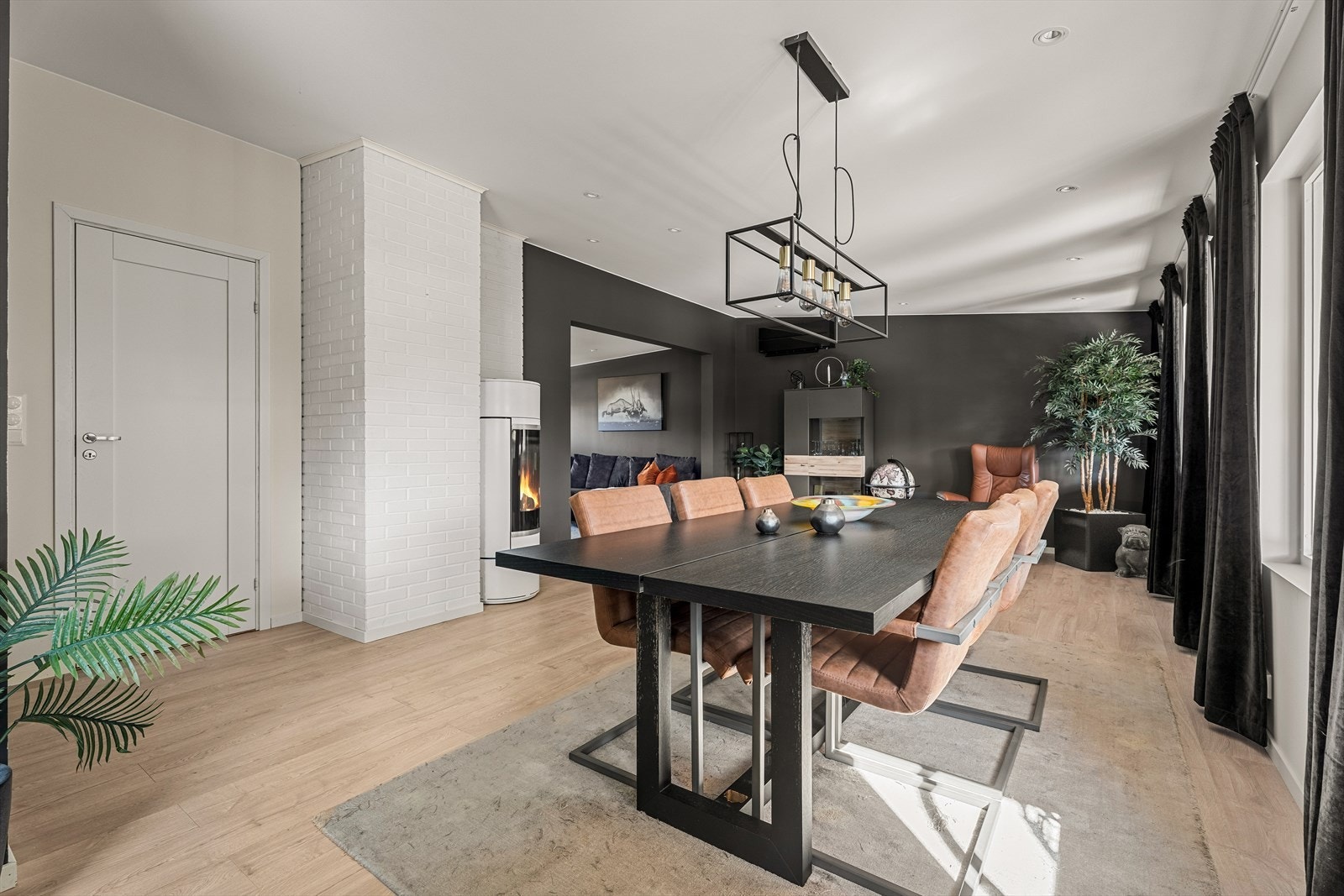 De store vindusflatene gir godt med dagslys til spiseplassen og stuen. Galleribilde