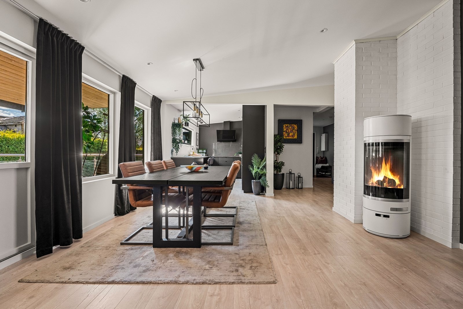Fra stuen er det direkte utgang til en stor, sørvestvendt terrasse på rundt 40 m². Galleribilde