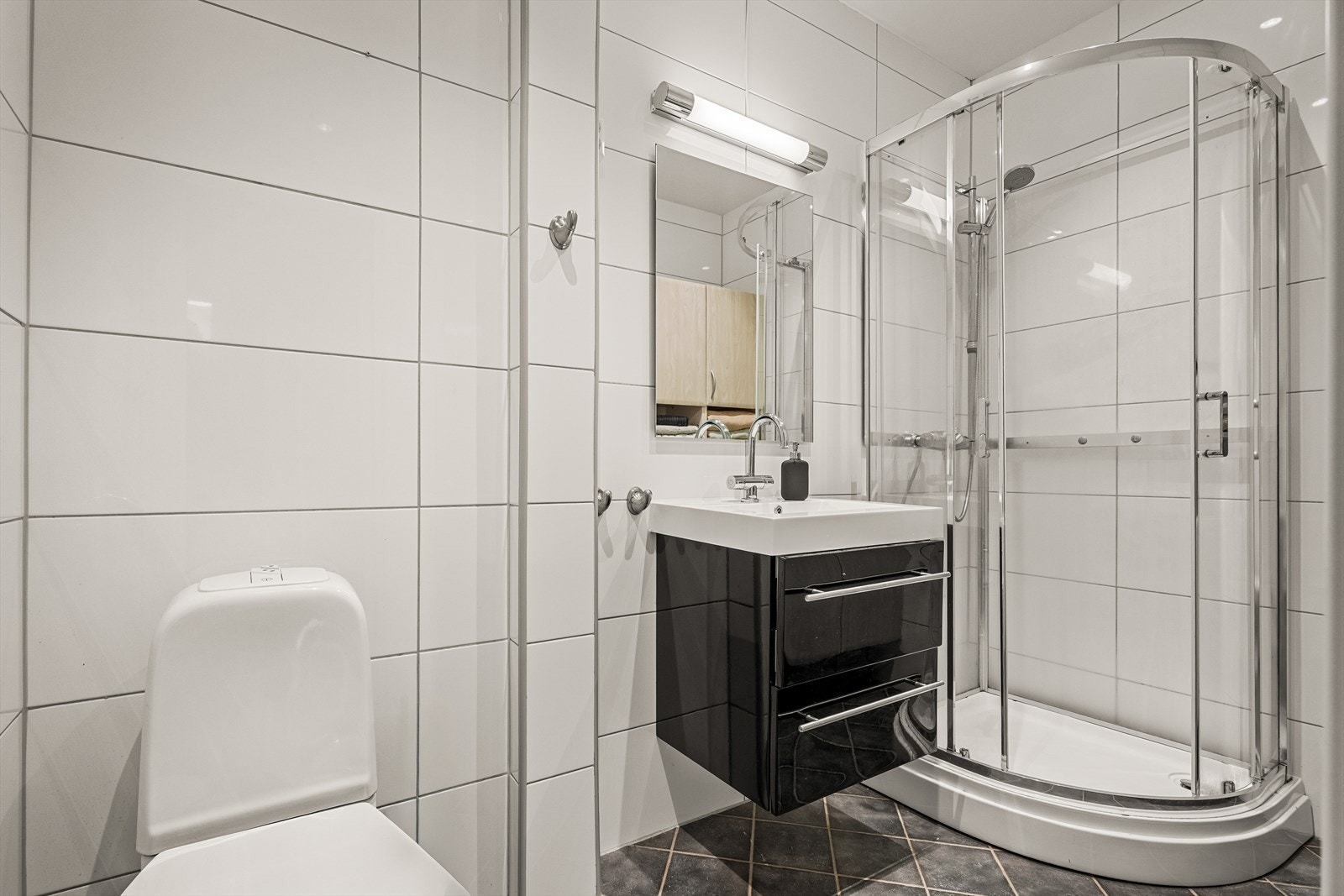 Badet har en elektrisk styrt vifte for ventilasjon. Galleribilde