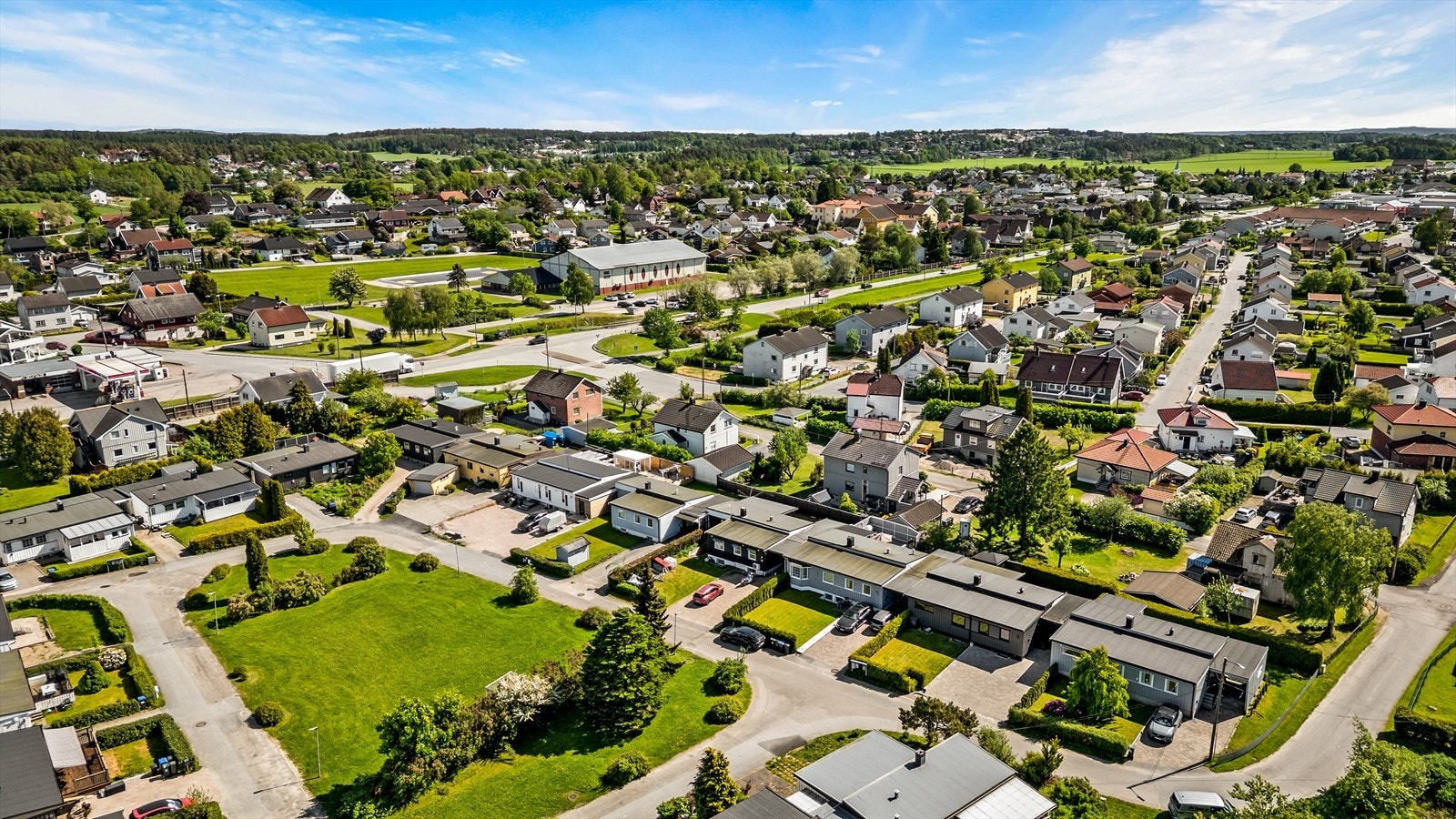 Fra eiendommen er det kort vei til både skoler og dagligvarebutikker, som Kiwi Sellebakk kun 7 minutter unna. Galleribilde