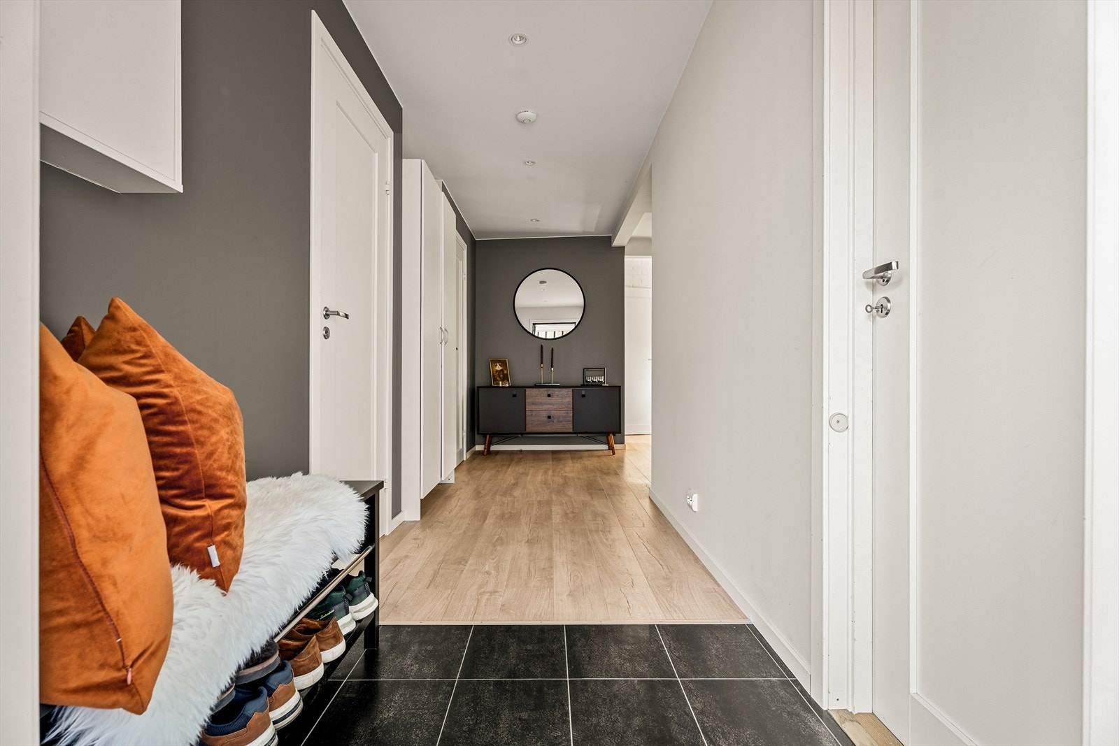 Entréen har fliser på gulvet og gir et solid førsteinntrykk. Galleribilde