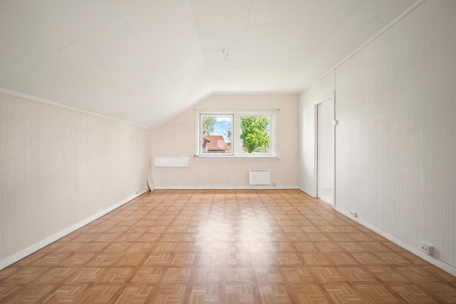 Stuen har store vindusflater som slipper rikelig inn med naturlig lys i rommet. Galleribilde